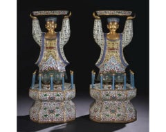 Coppia massiccia di figure di assistenti cinesi in smalto cloisonne Tarda dinastia Qing