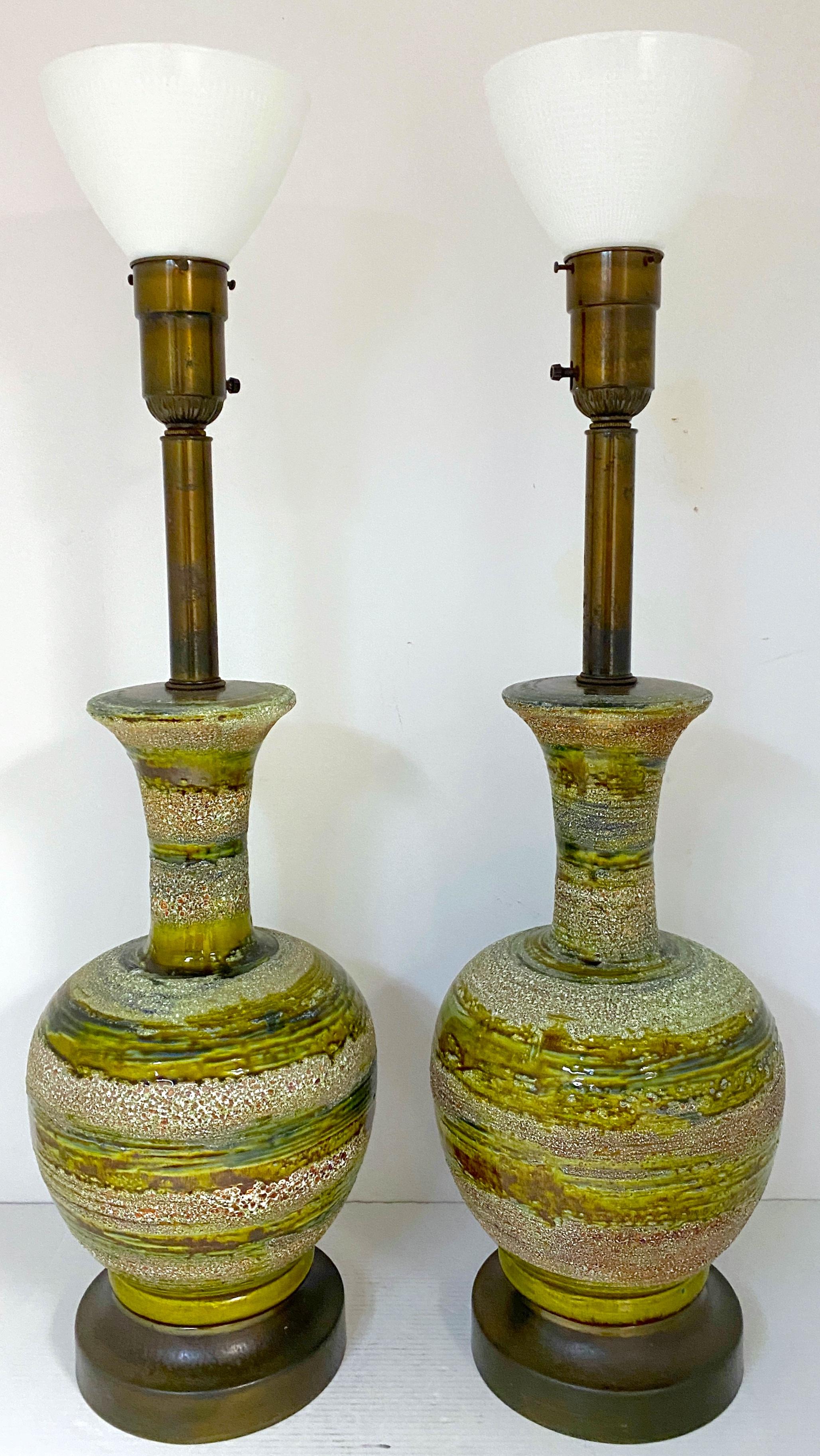 Paire de lampes en poterie de Studio Modernes danoises, vertes, avec globes
Danemark, Circa 1950s

Paire massive de lampes modernes danoises en poterie de studio de couleur verte avec globes, originaires du Danemark dans les années 1950. Chaque