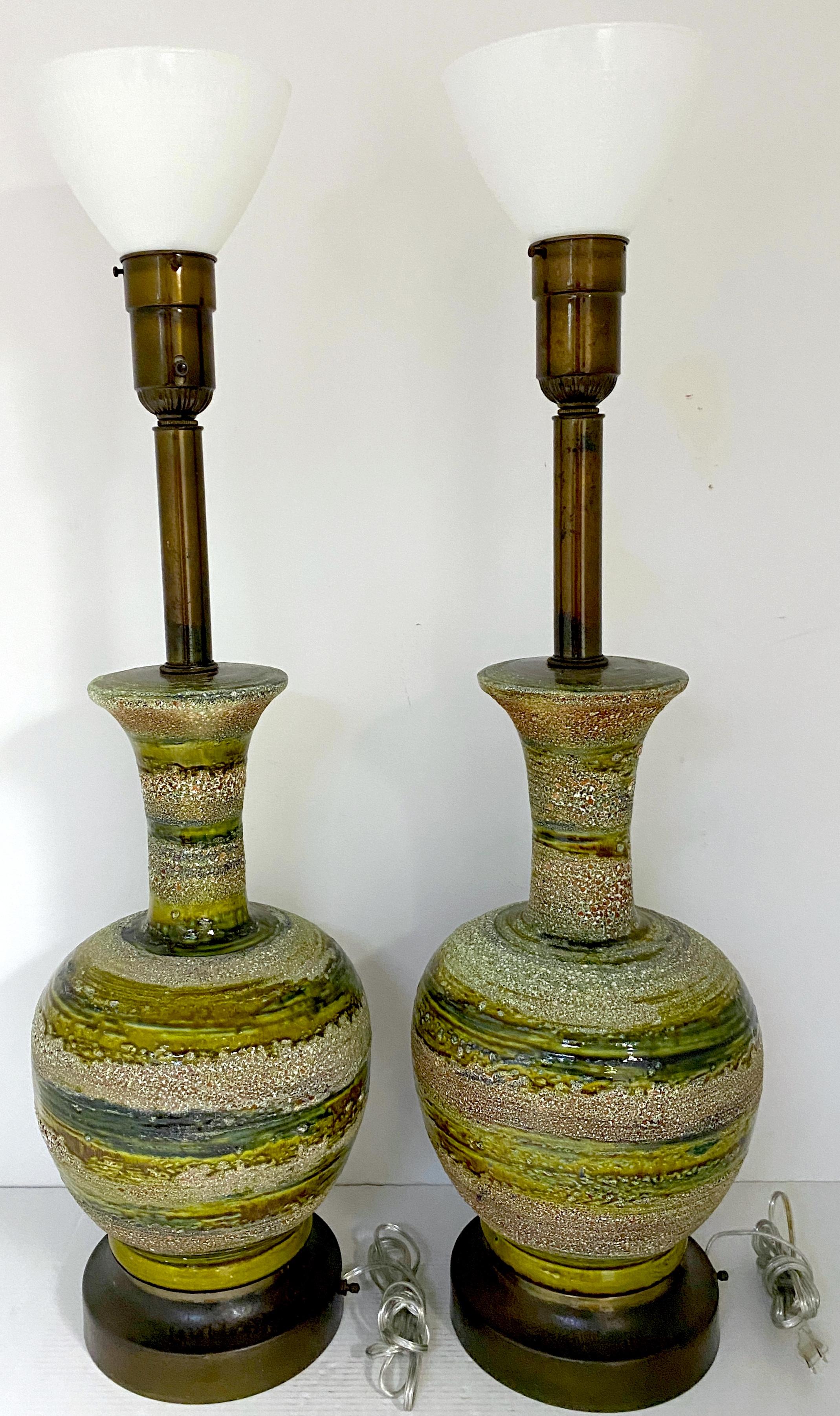 Mid-Century Modern Paire de lampes en poterie de Studio Modernes danoises, vertes, avec globes en vente