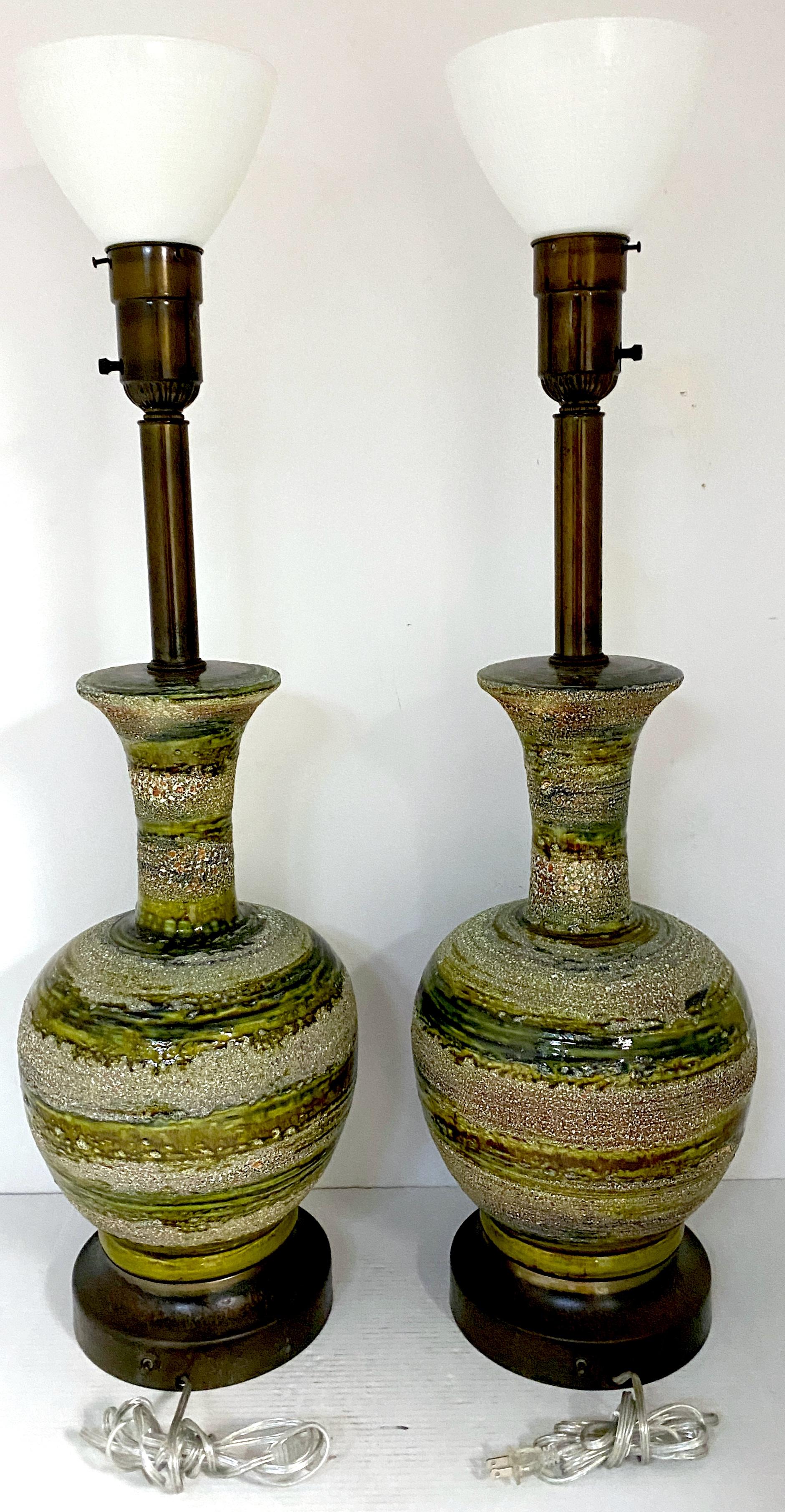 Danois Paire de lampes en poterie de Studio Modernes danoises, vertes, avec globes en vente