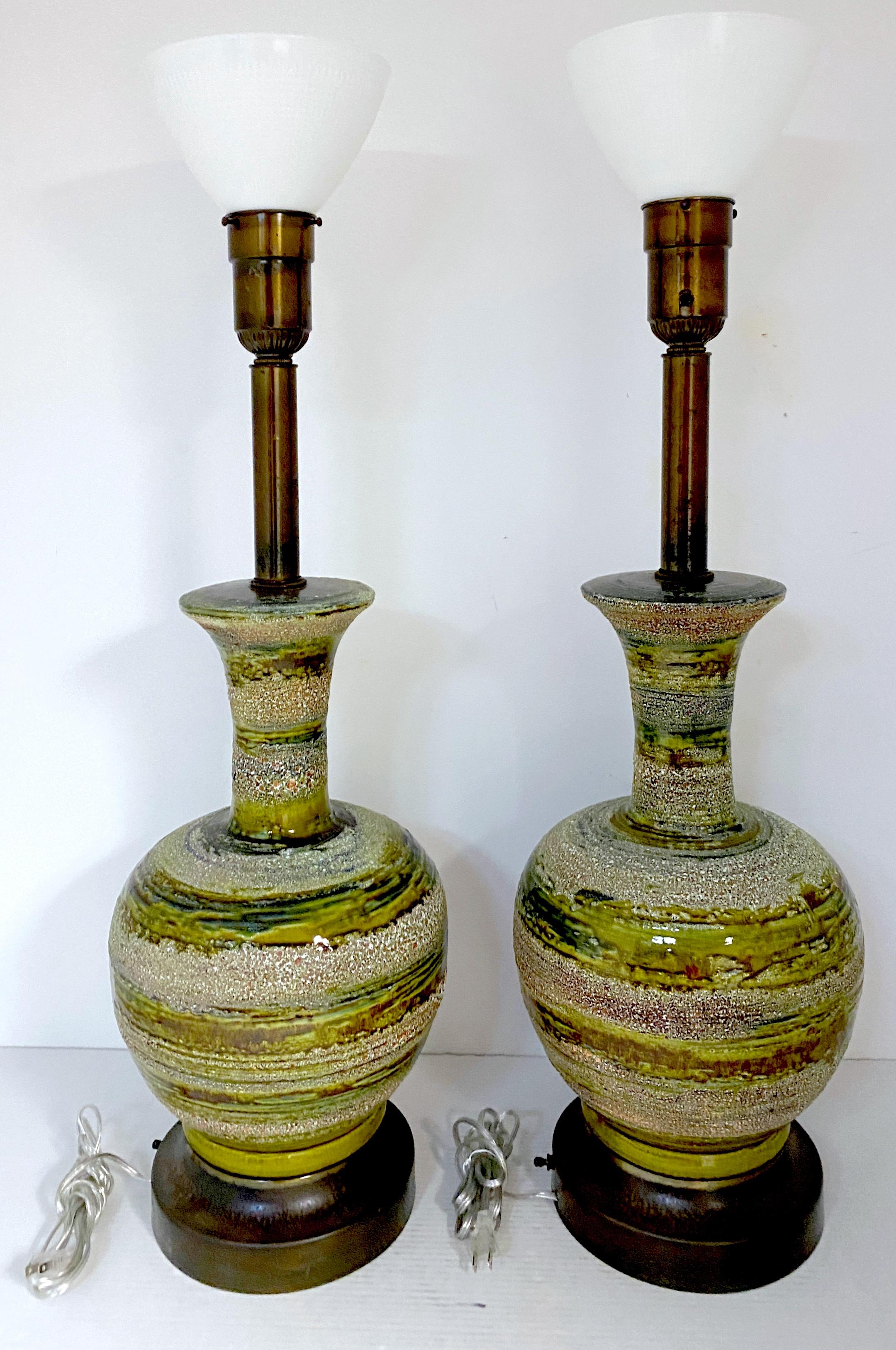 Patiné Paire de lampes en poterie de Studio Modernes danoises, vertes, avec globes en vente