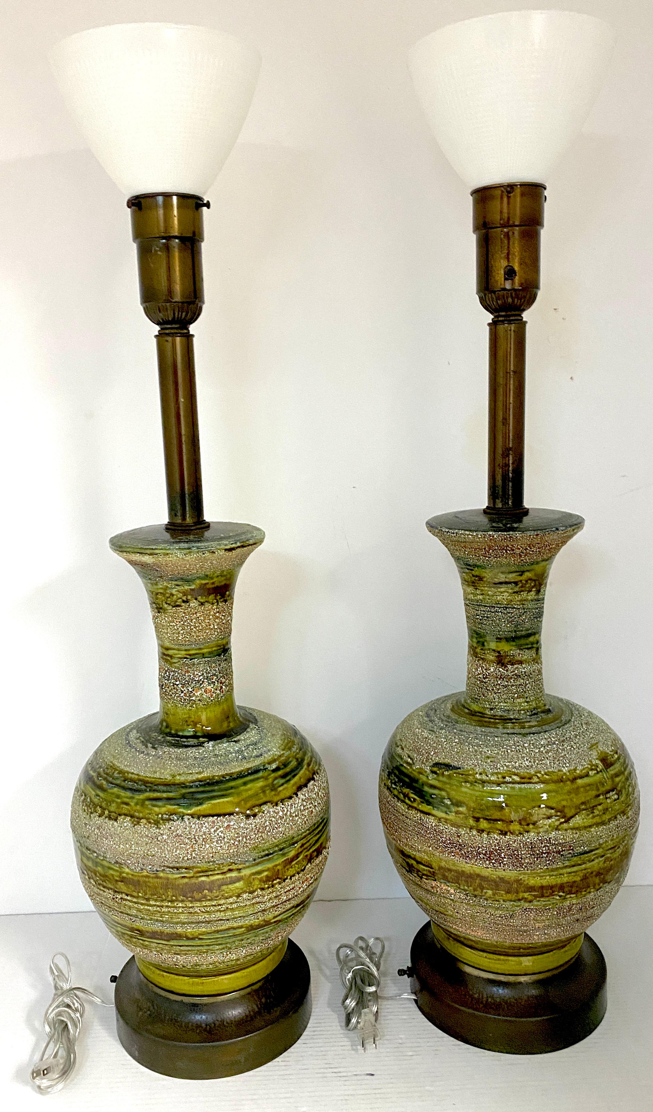 Paire de lampes en poterie de Studio Modernes danoises, vertes, avec globes Bon état - En vente à West Palm Beach, FL
