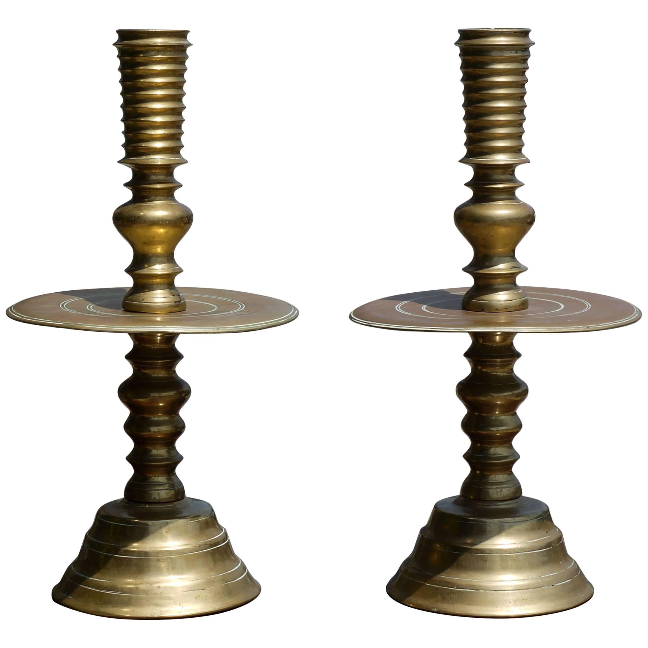 Massives Paar Messing-Kerzenständer aus dem frühen 19. Jahrhundert