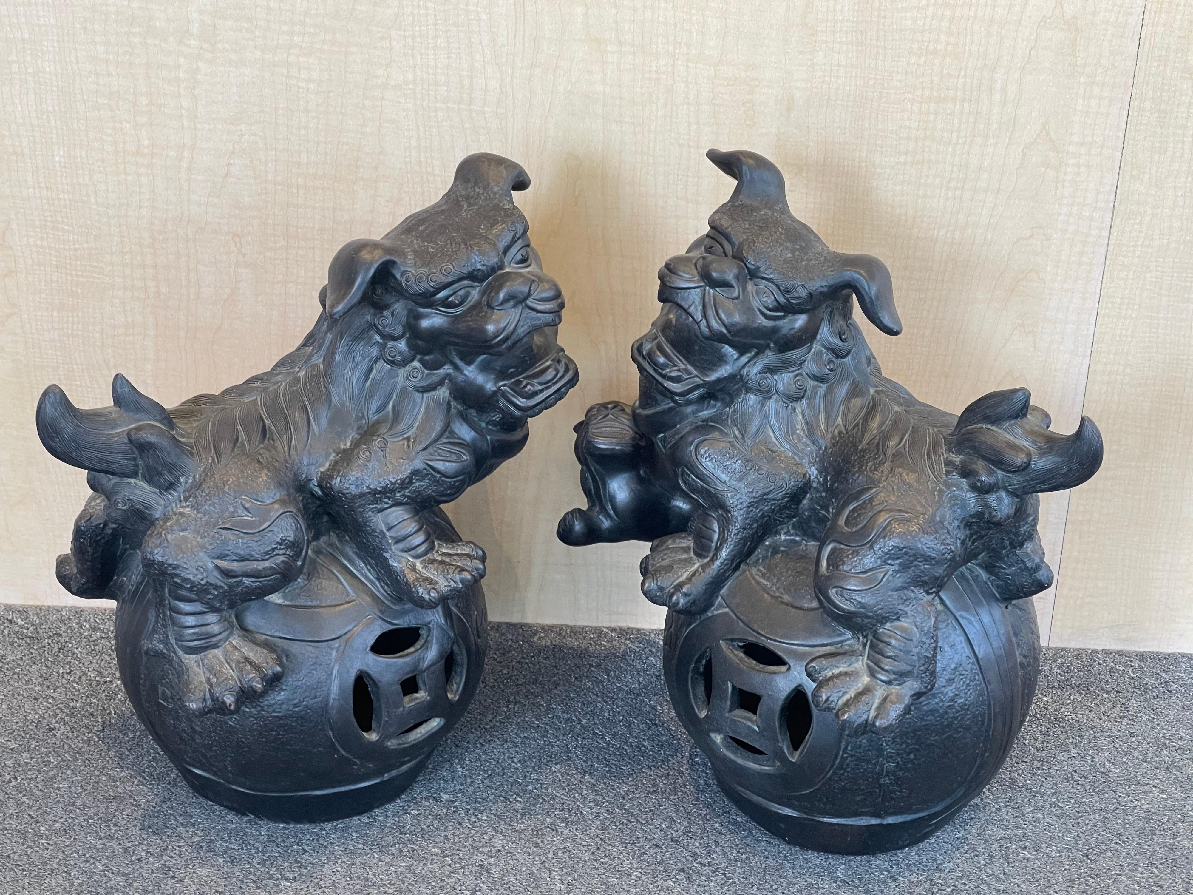 Paar massive chinesische Foo-Hunde aus ebonisierter Keramik (Töpferwaren) im Angebot