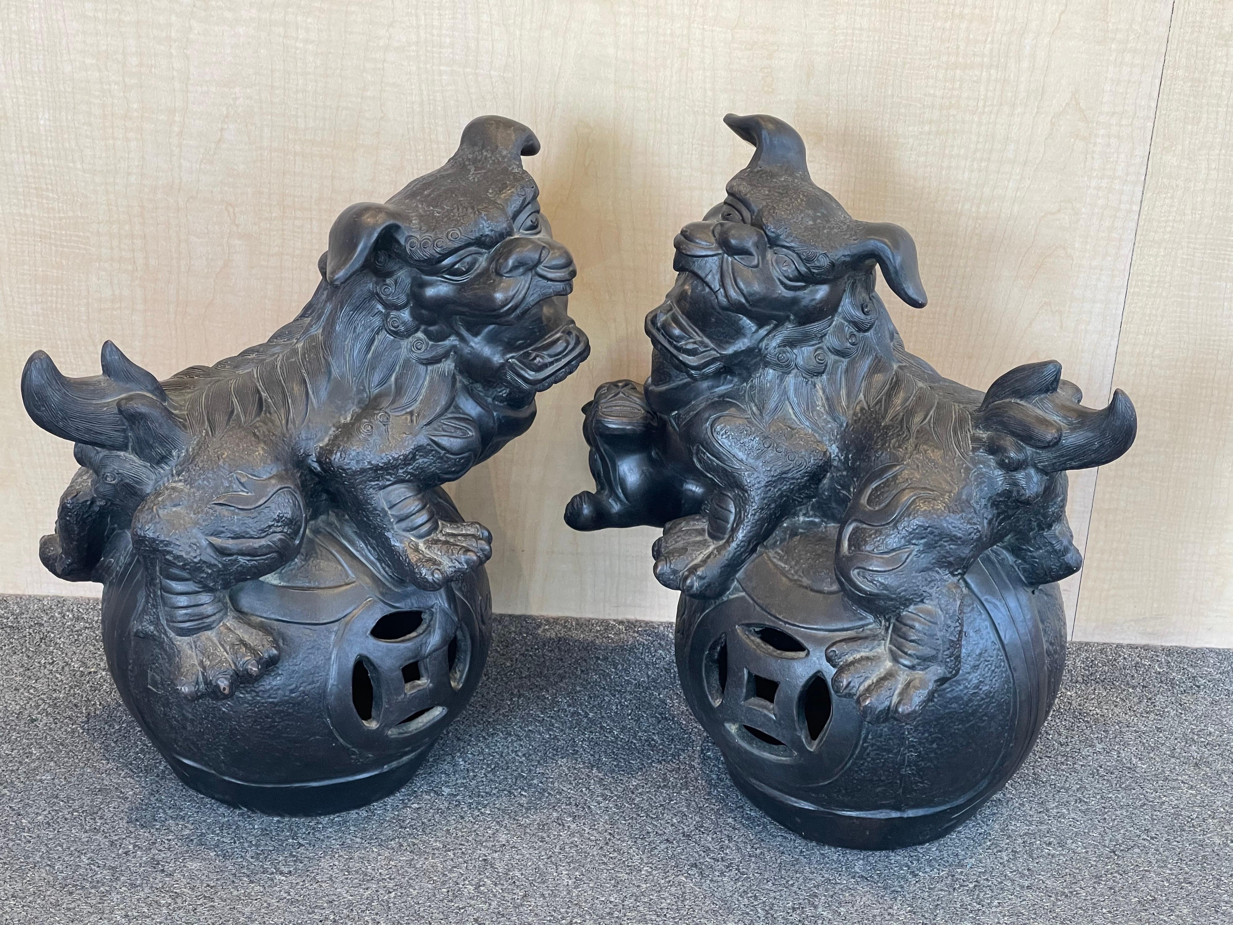 Paar massive chinesische Foo-Hunde aus ebonisierter Keramik im Angebot 1