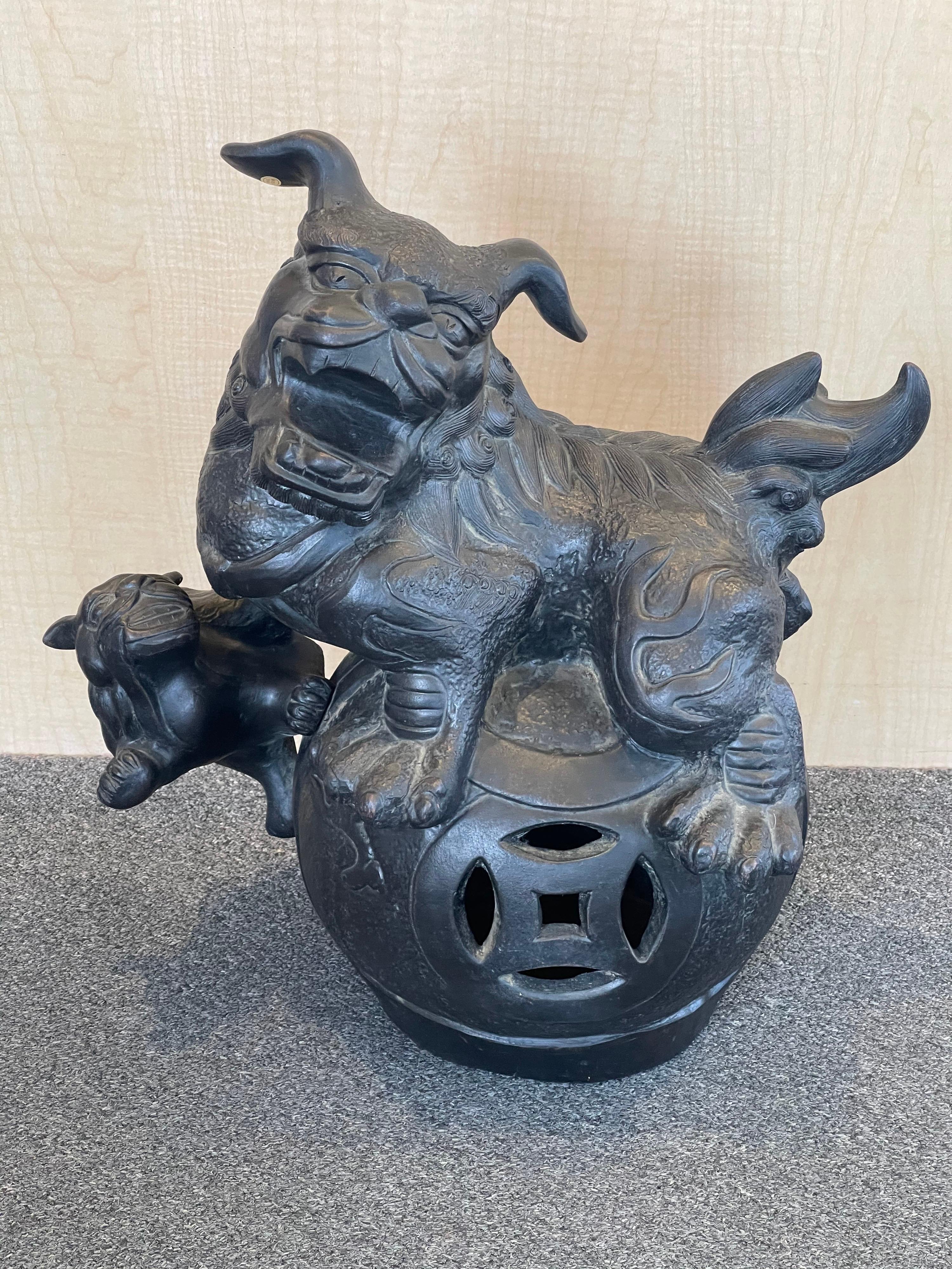Paar massive chinesische Foo-Hunde aus ebonisierter Keramik im Angebot 3