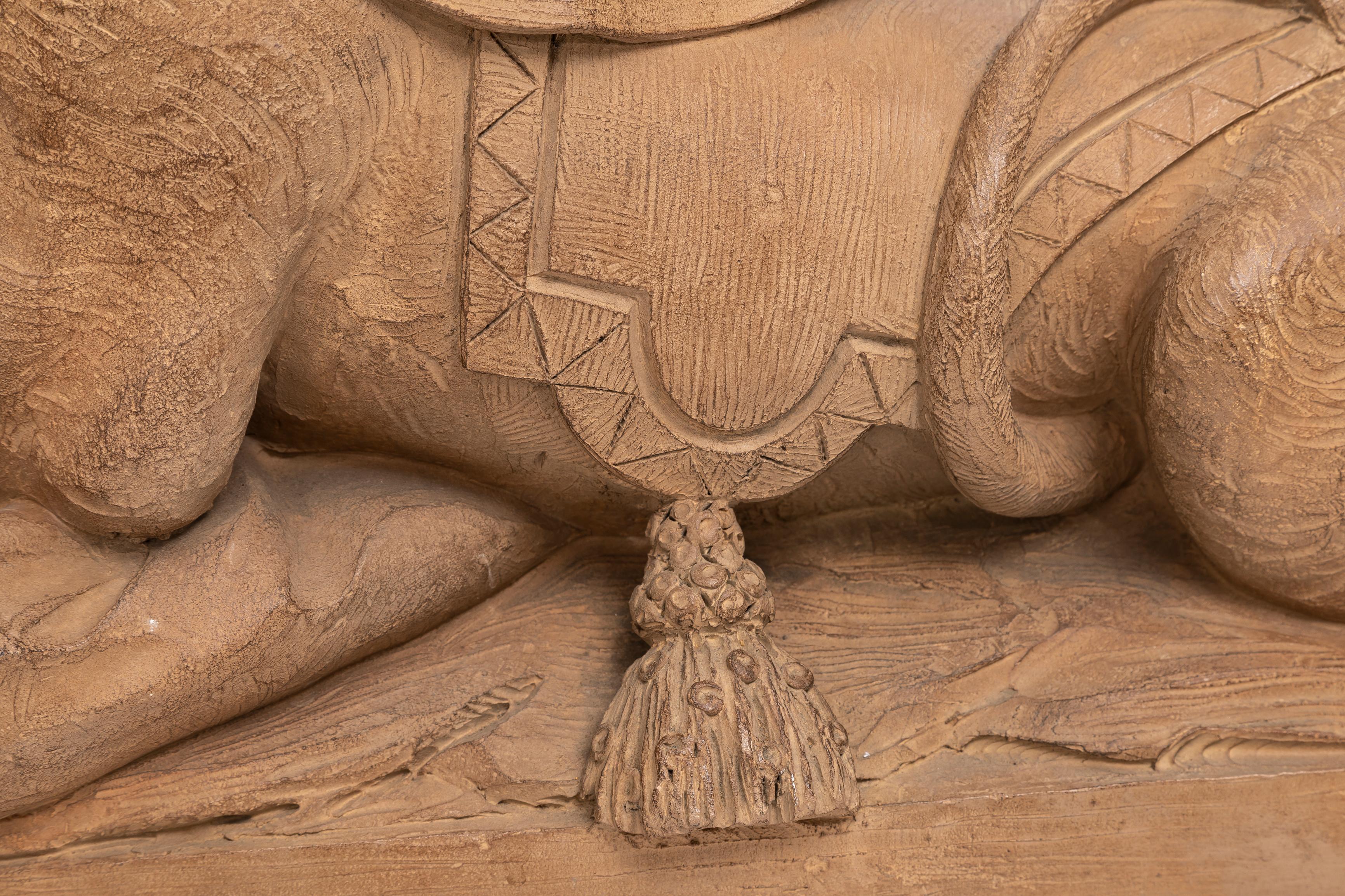 Massives Paar französischer Terrakotta-Skulpturen von königlichen Sphinxen  im Angebot 5