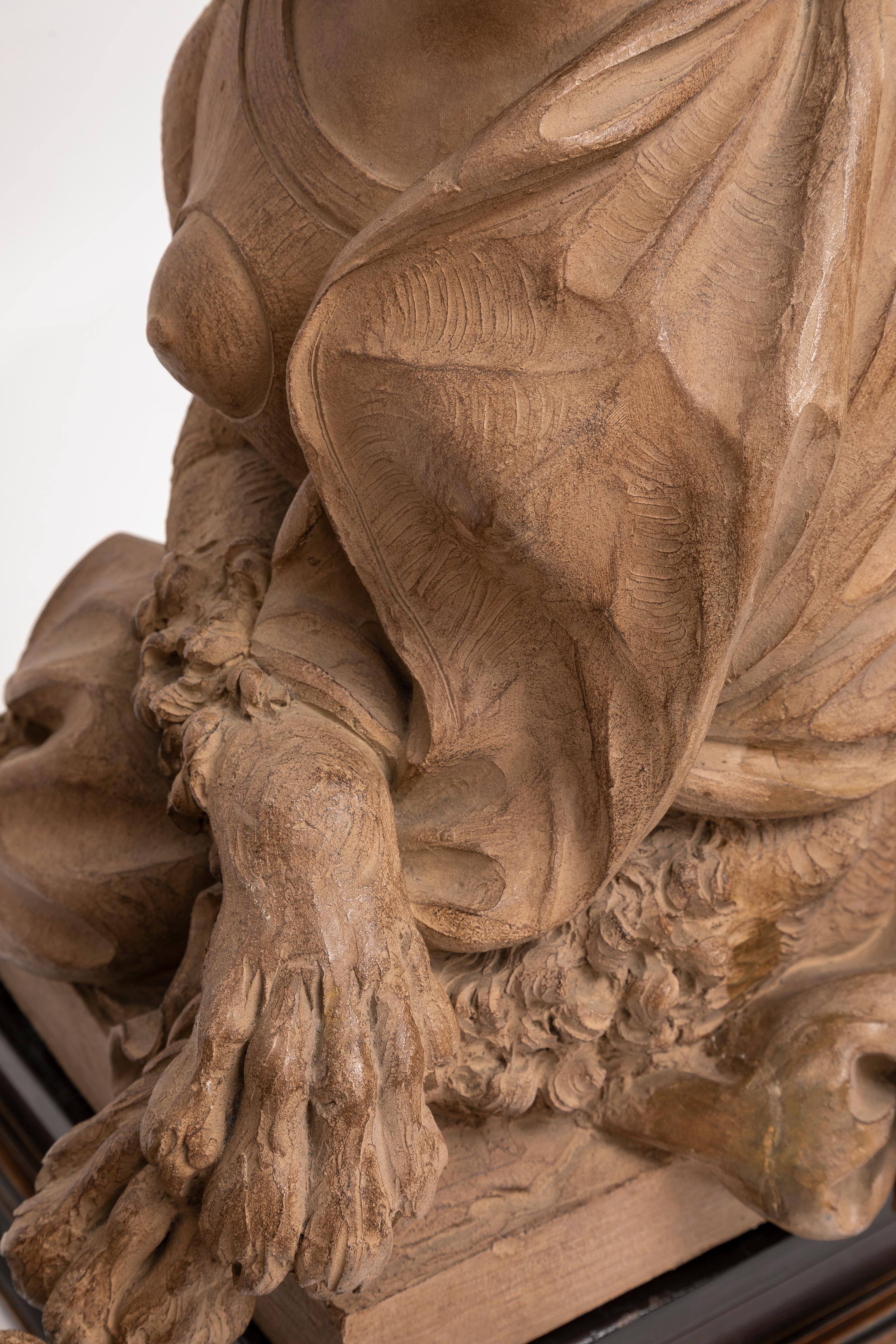 Paire de sculptures en terre cuite représentant des sphinx royaux  en vente 7