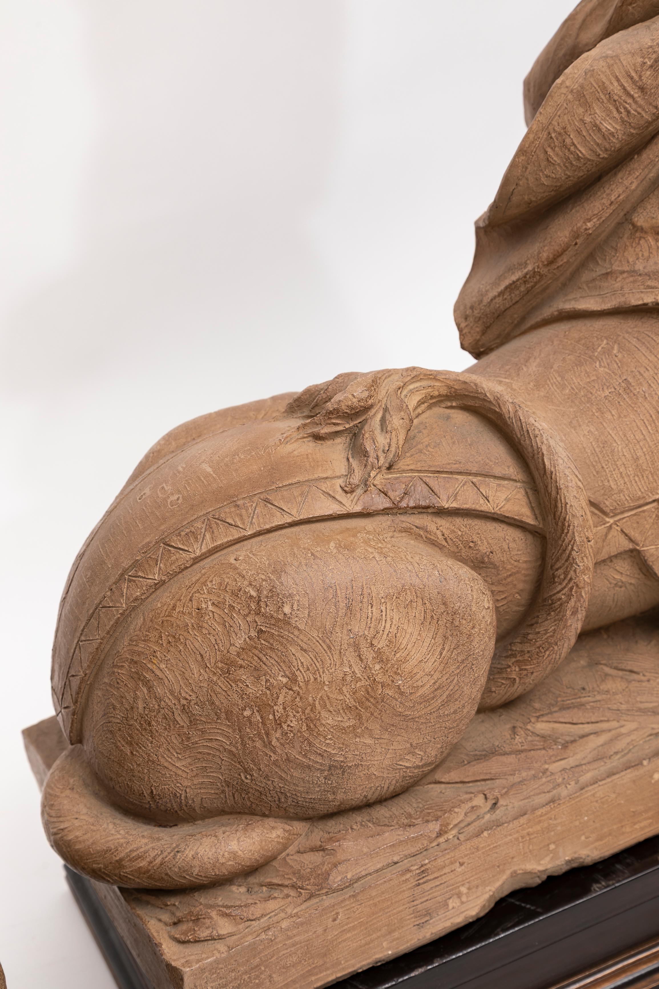 Massives Paar französischer Terrakotta-Skulpturen von königlichen Sphinxen  im Angebot 9