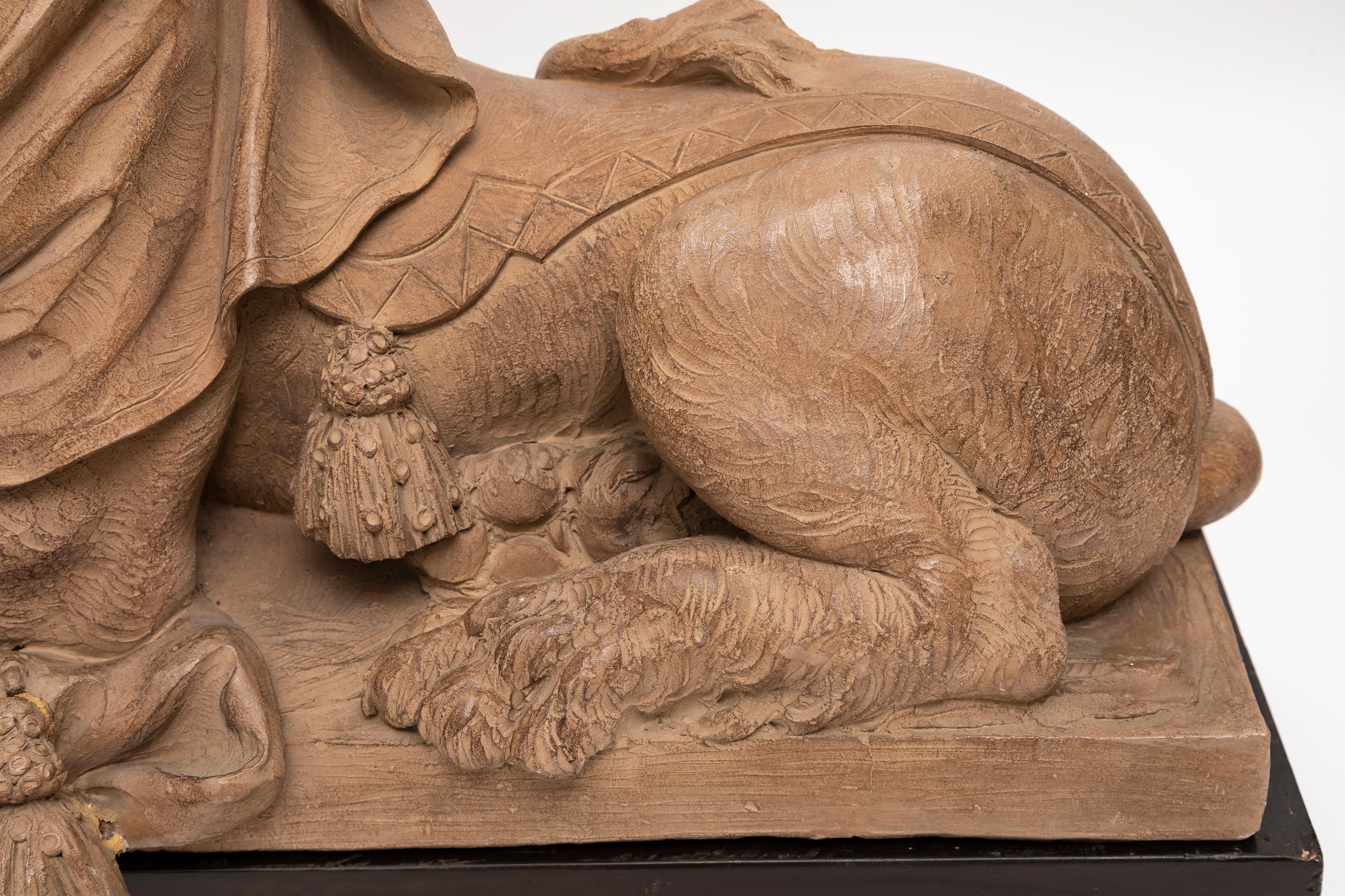 Massives Paar französischer Terrakotta-Skulpturen von königlichen Sphinxen  im Angebot 10