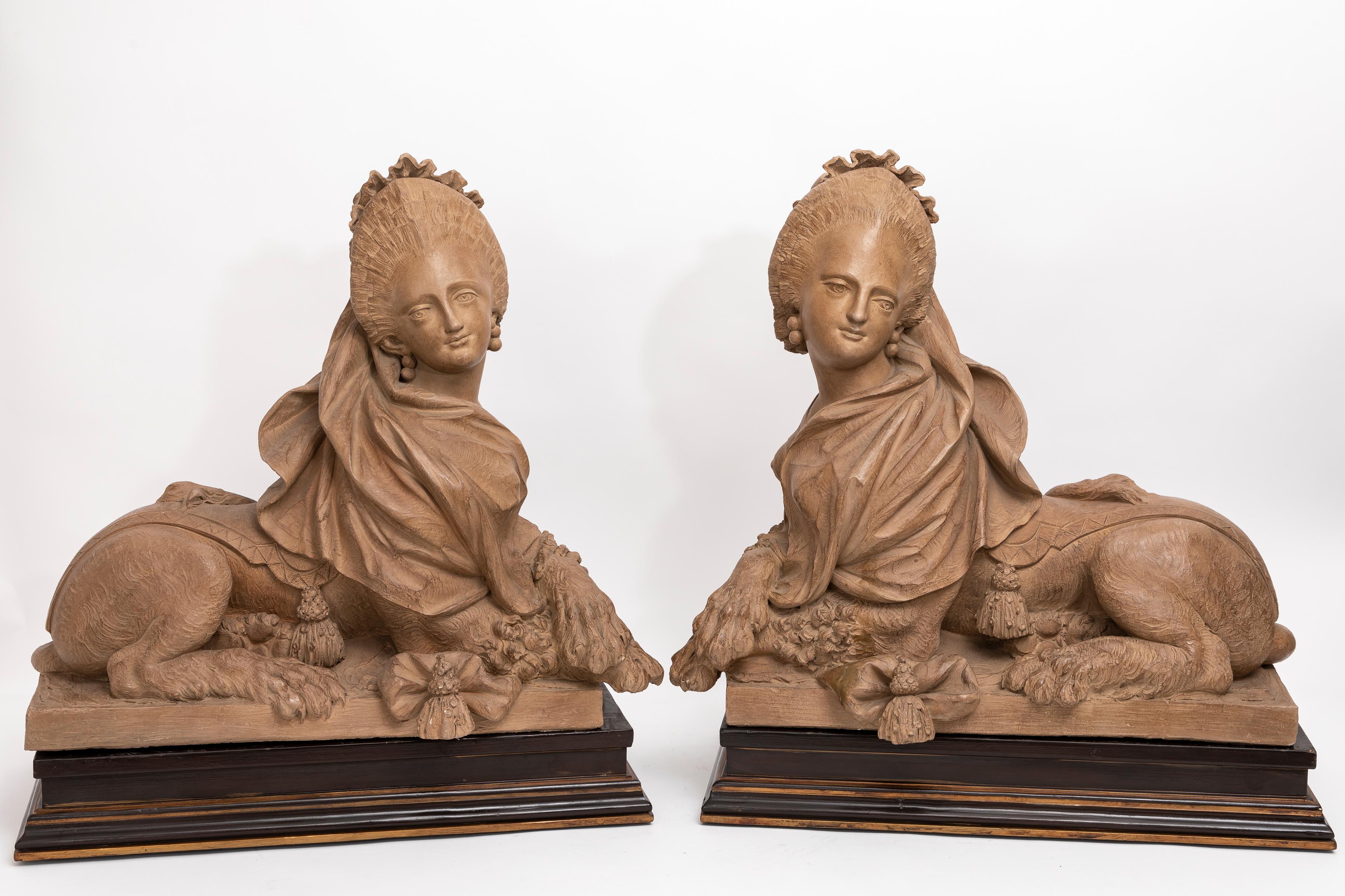 Louis XVI Paire de sculptures en terre cuite représentant des sphinx royaux  en vente