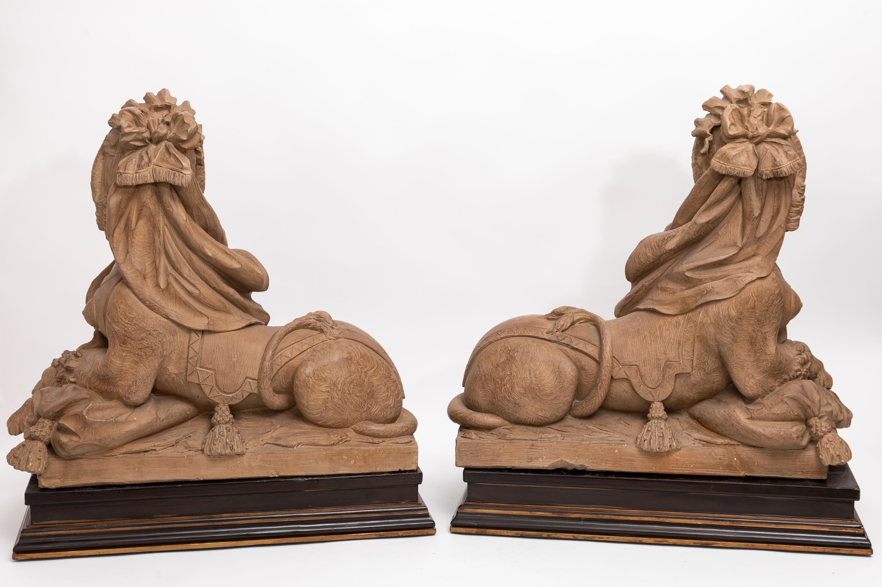 Français Paire de sculptures en terre cuite représentant des sphinx royaux  en vente