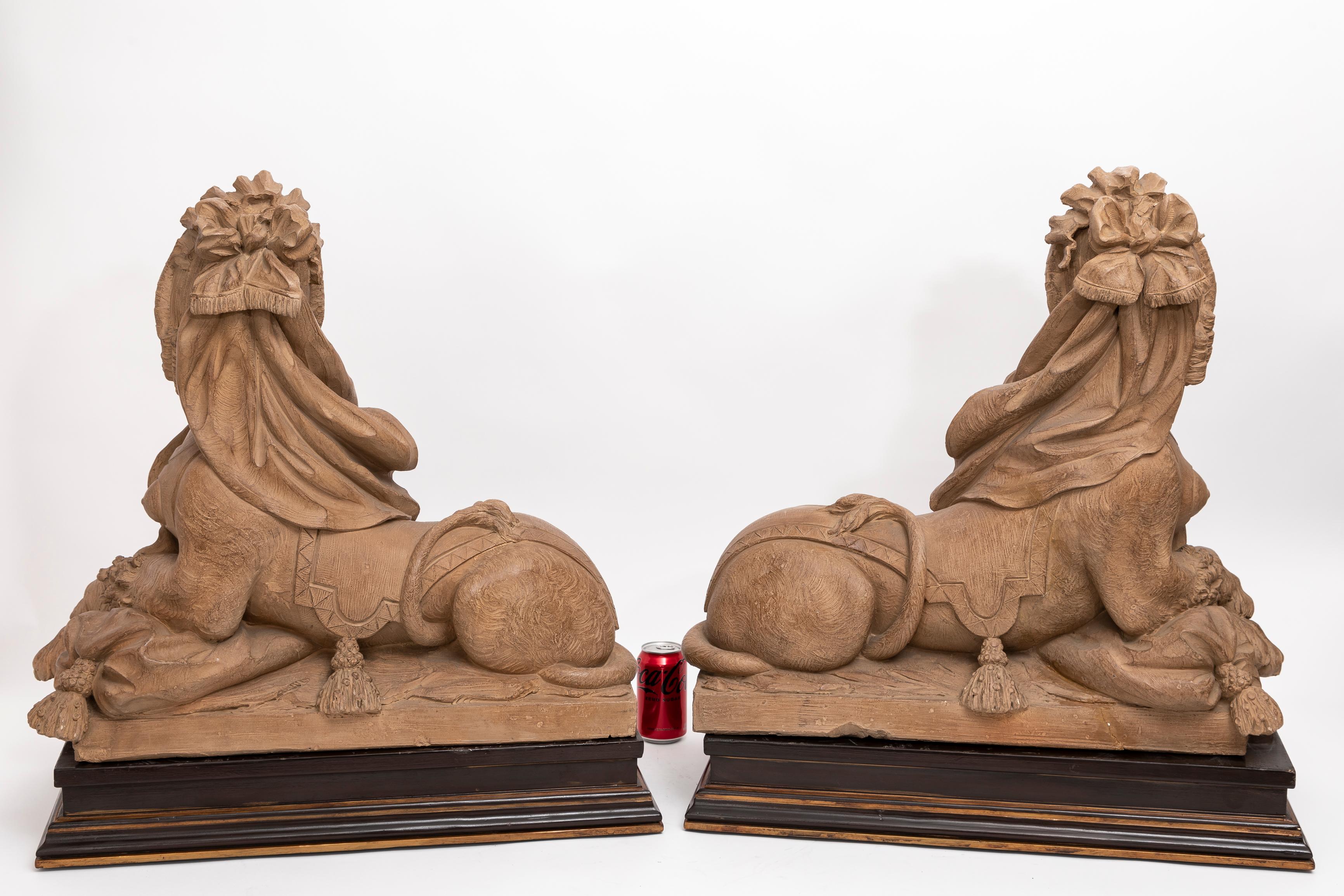 Sculpté à la main Paire de sculptures en terre cuite représentant des sphinx royaux  en vente