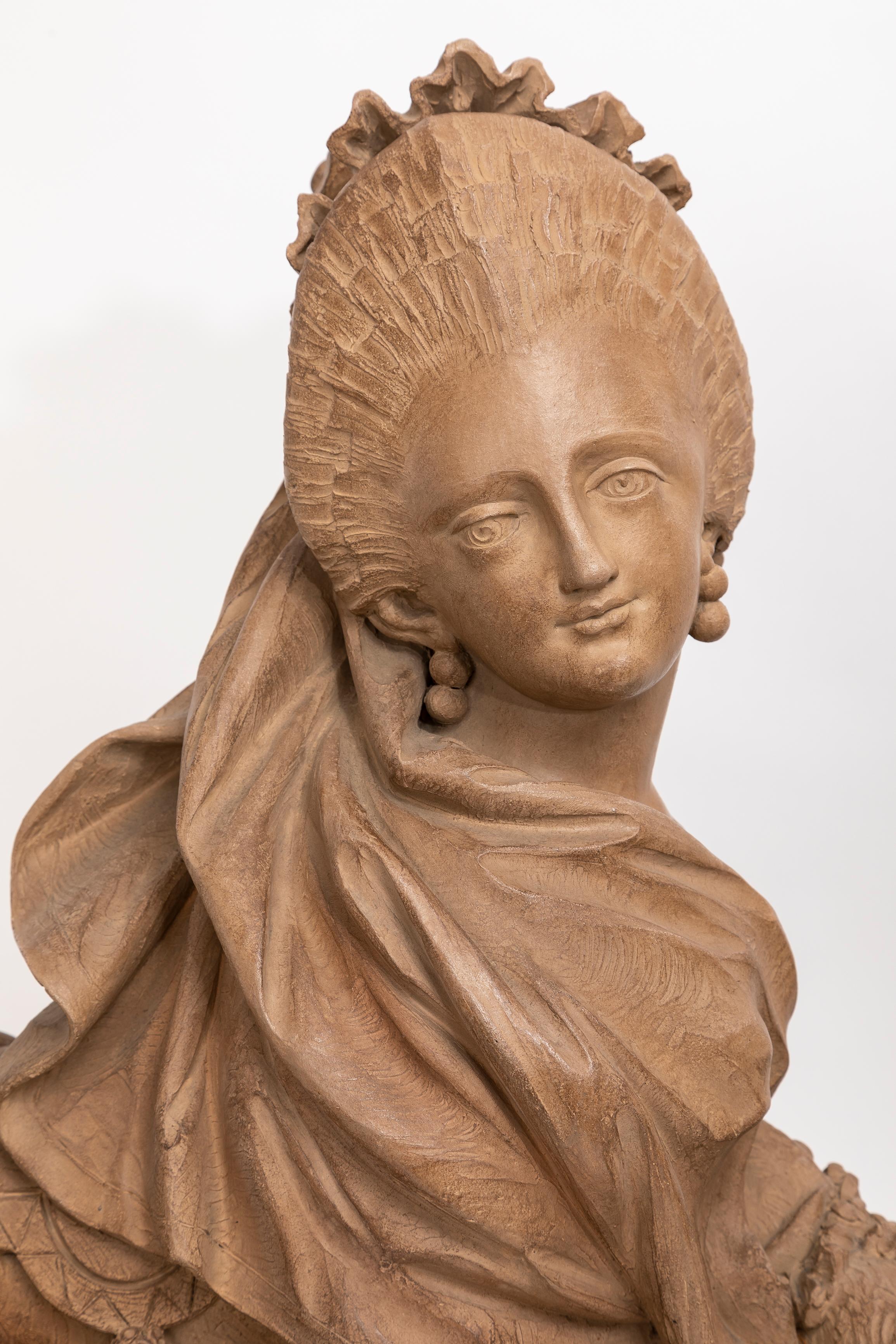 Paire de sculptures en terre cuite représentant des sphinx royaux  Bon état - En vente à New York, NY