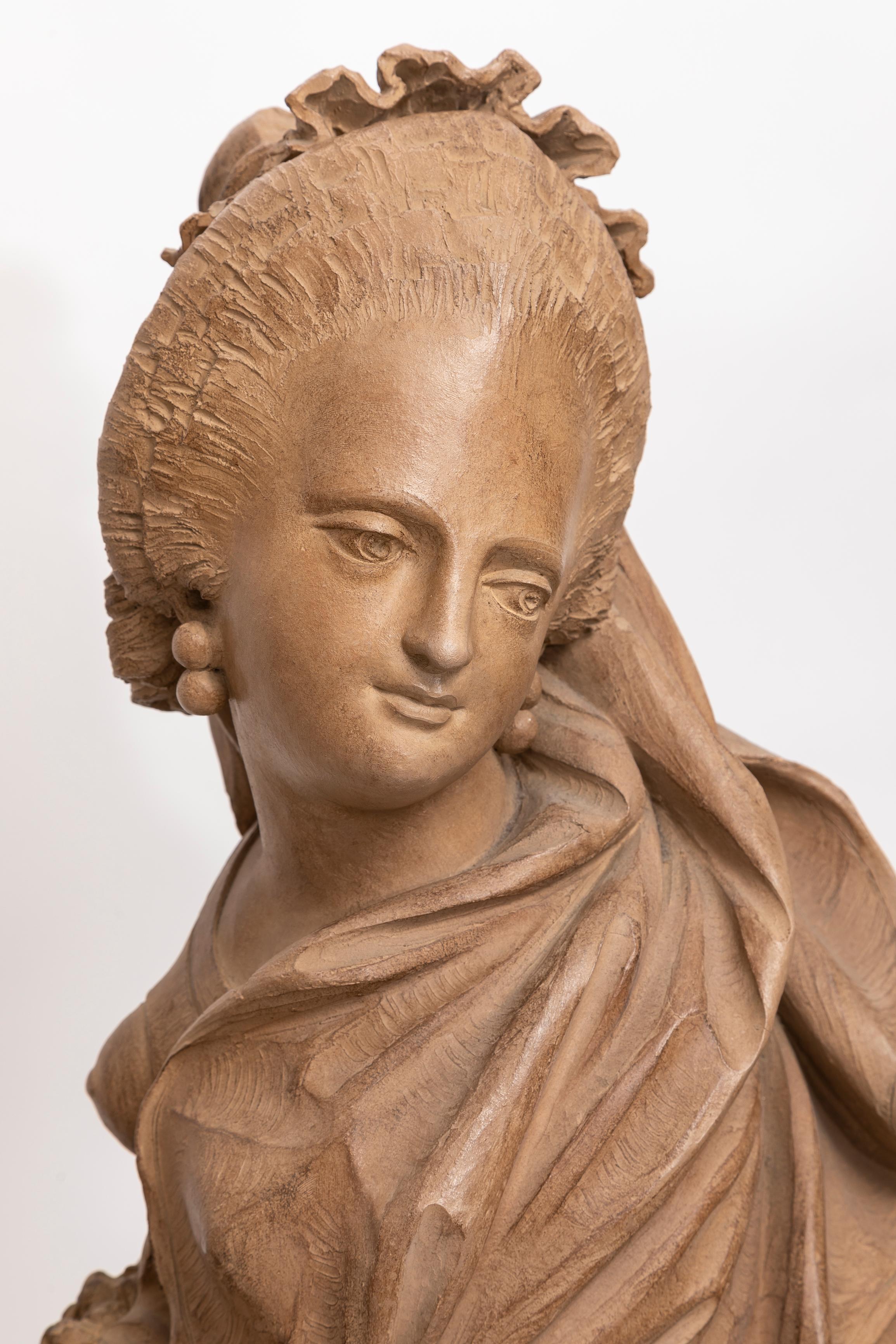 Milieu du XIXe siècle Paire de sculptures en terre cuite représentant des sphinx royaux  en vente