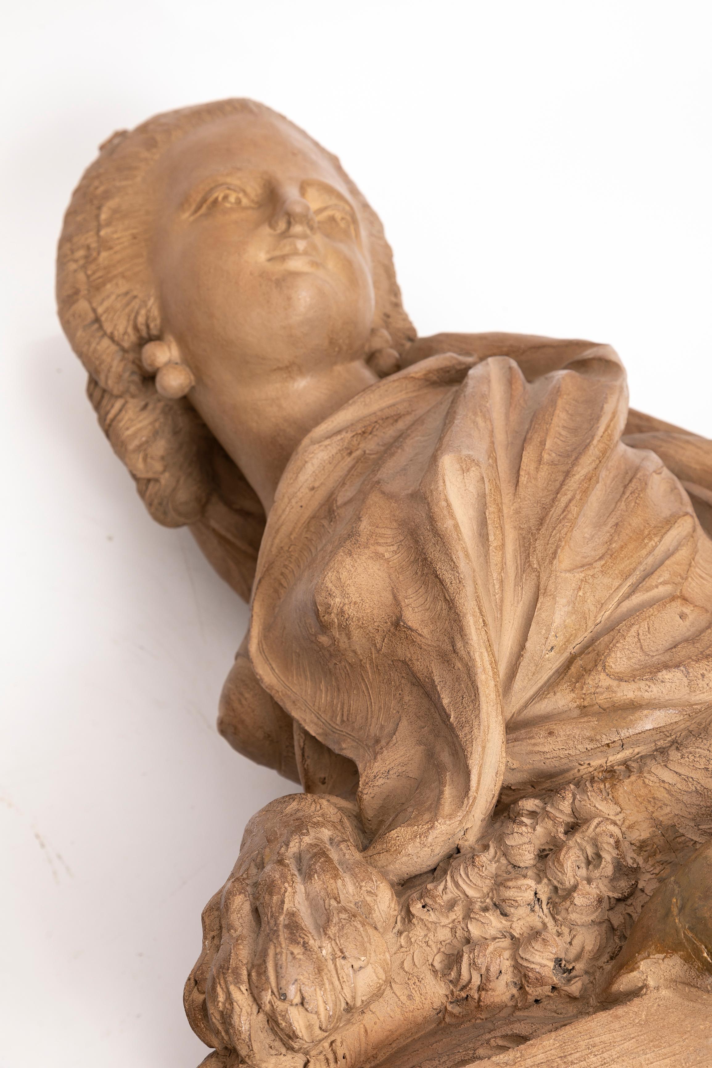 Paire de sculptures en terre cuite représentant des sphinx royaux  en vente 1