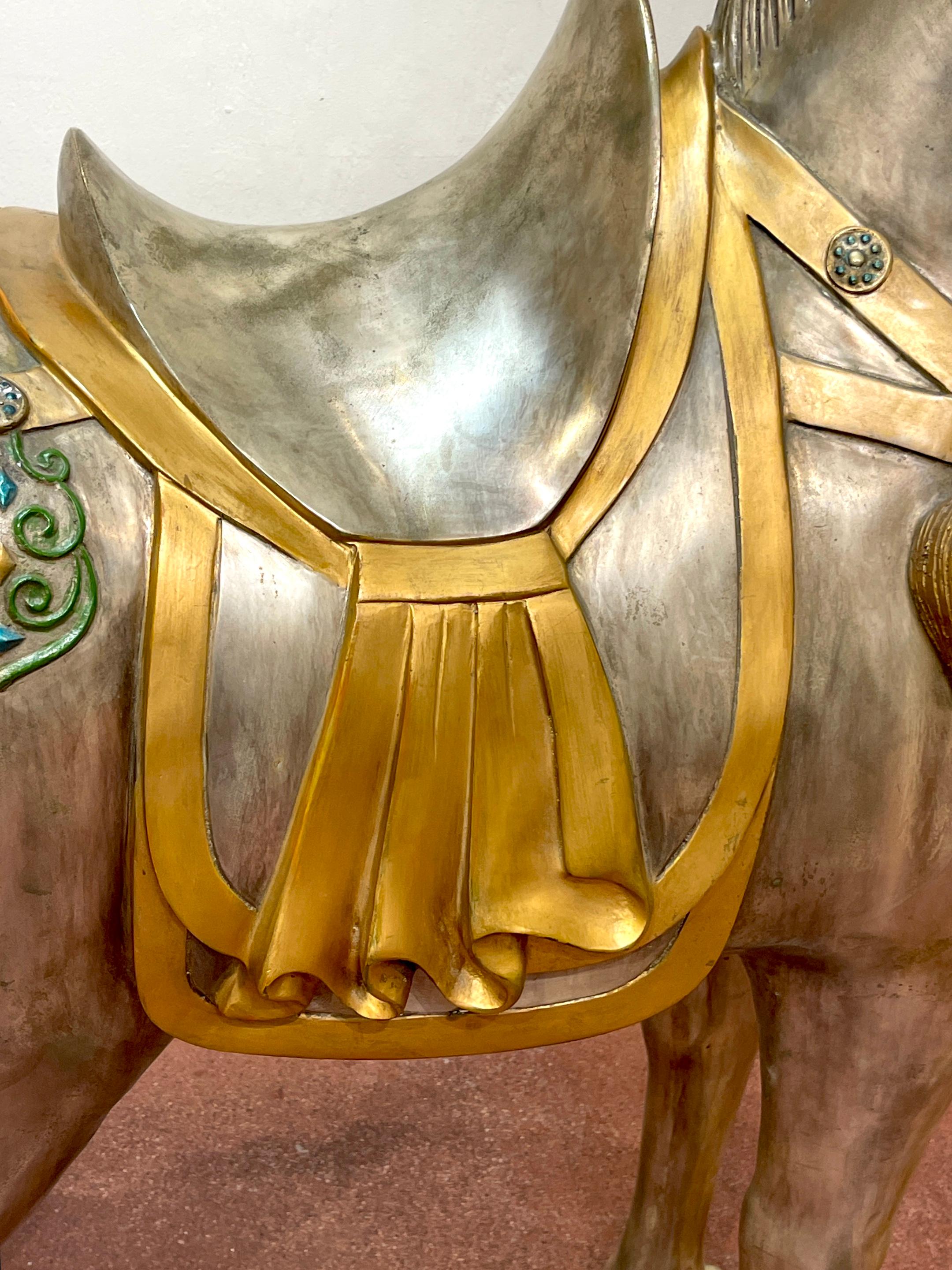 Massives Paar versilberte Bronze & emaillierte Pferde im Tang-Stil aus der Mitte des Jahrhunderts im Angebot 3