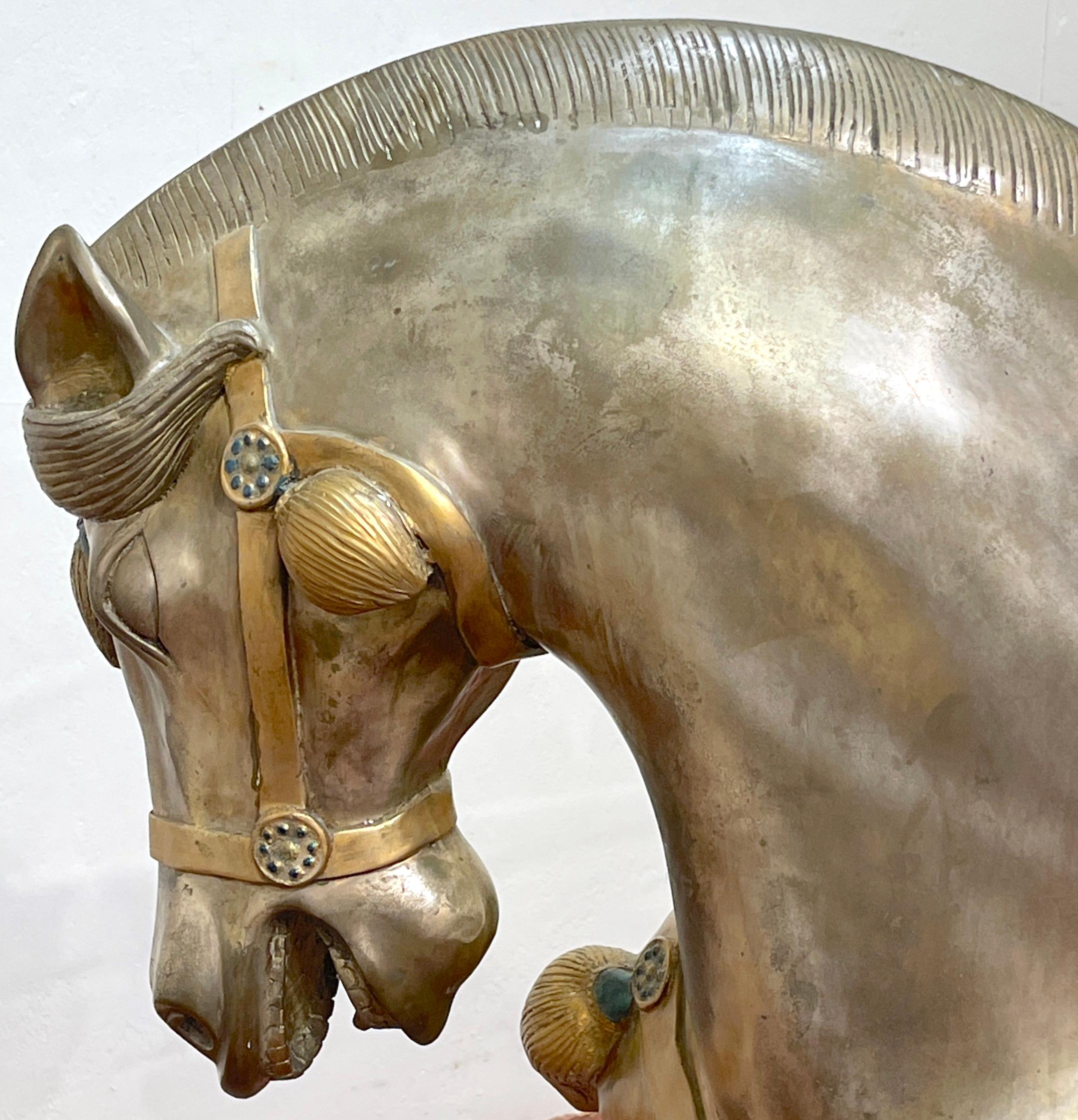 Paire massive de chevaux de style Tang du milieu du siècle dernier en bronze argenté et émaillé en vente 3