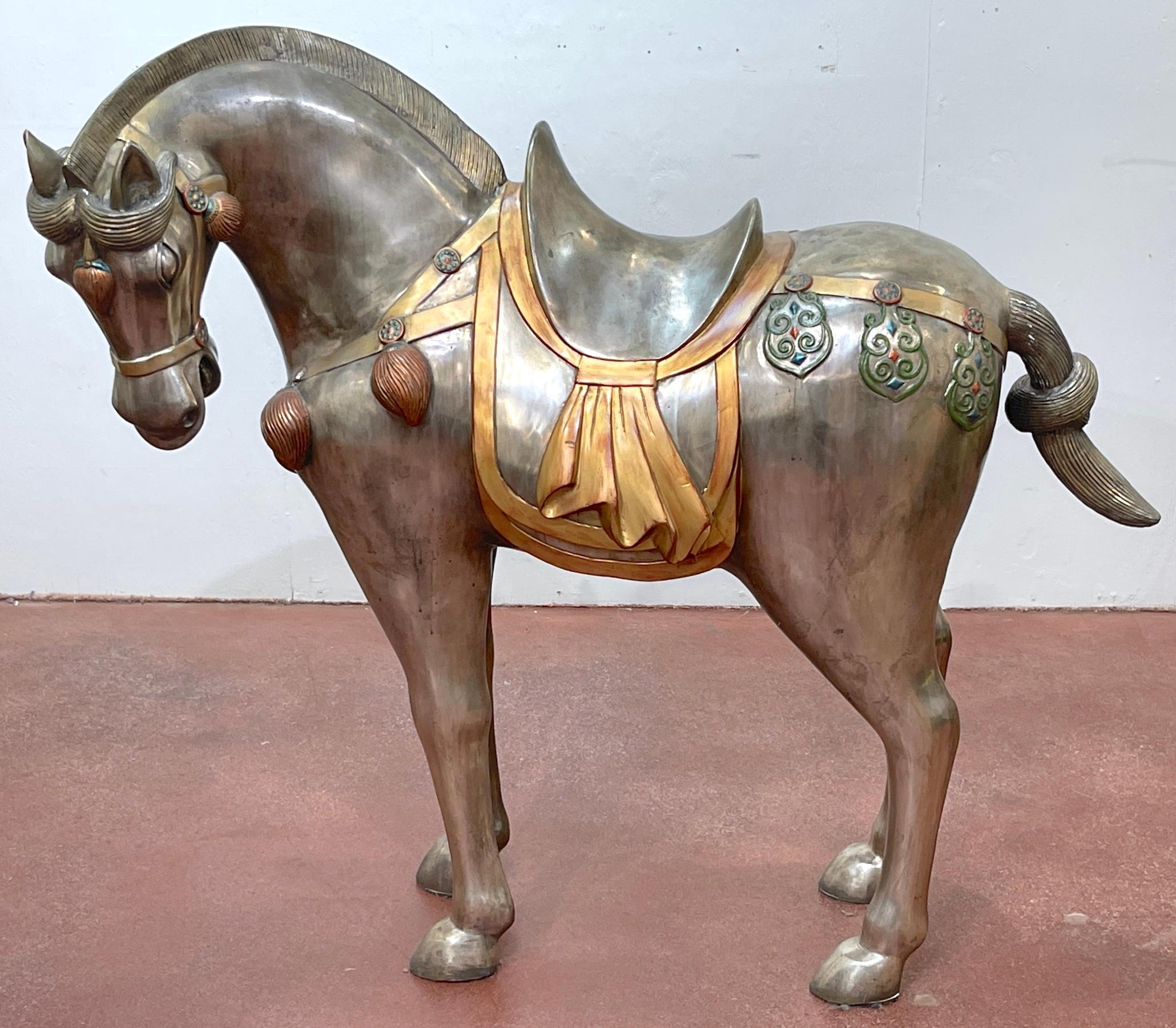 Massives Paar versilberte Bronze & emaillierte Pferde im Tang-Stil aus der Mitte des Jahrhunderts im Angebot 5