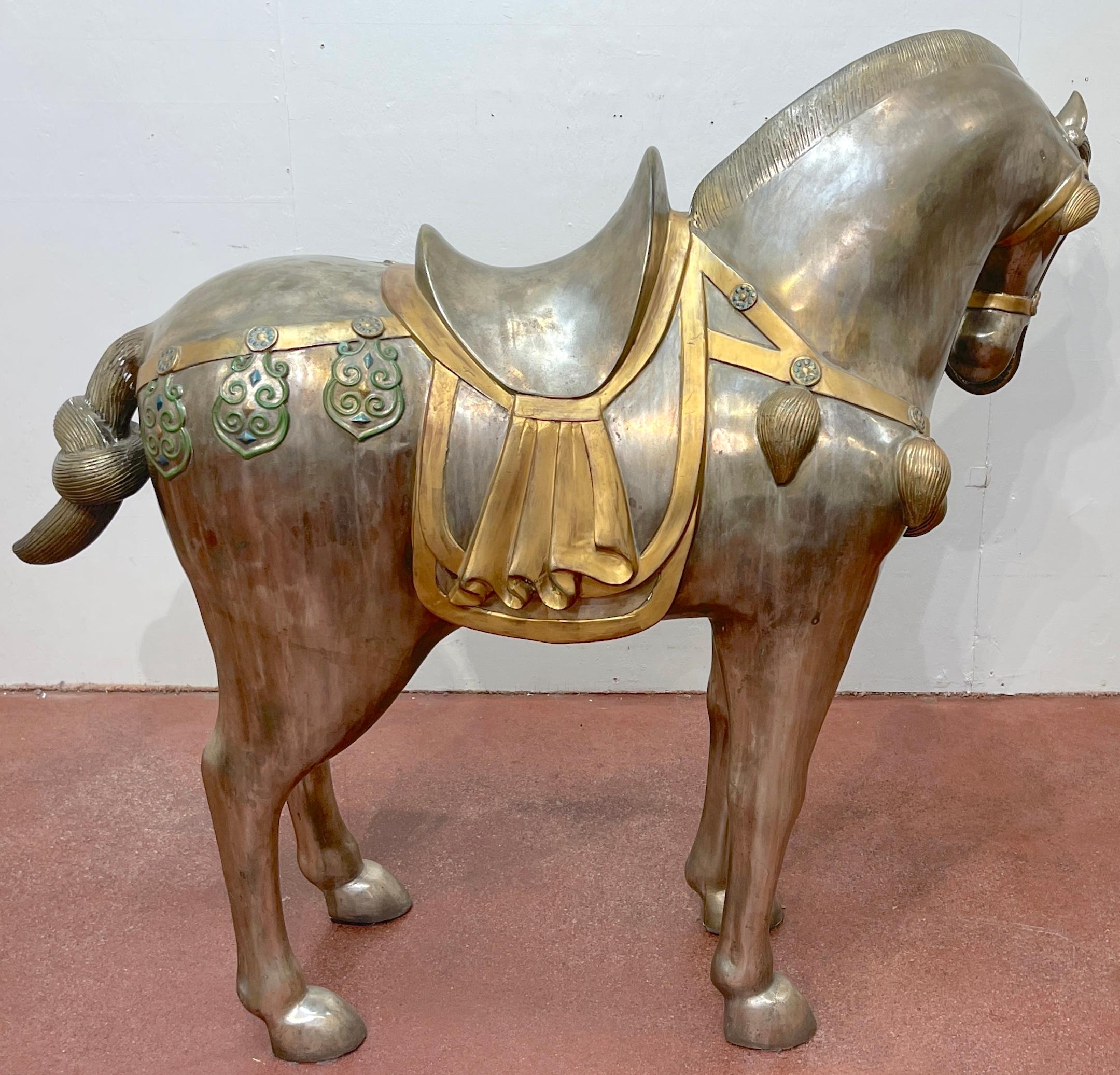 Paire massive de chevaux de style Tang du milieu du siècle dernier en bronze argenté et émaillé en vente 5