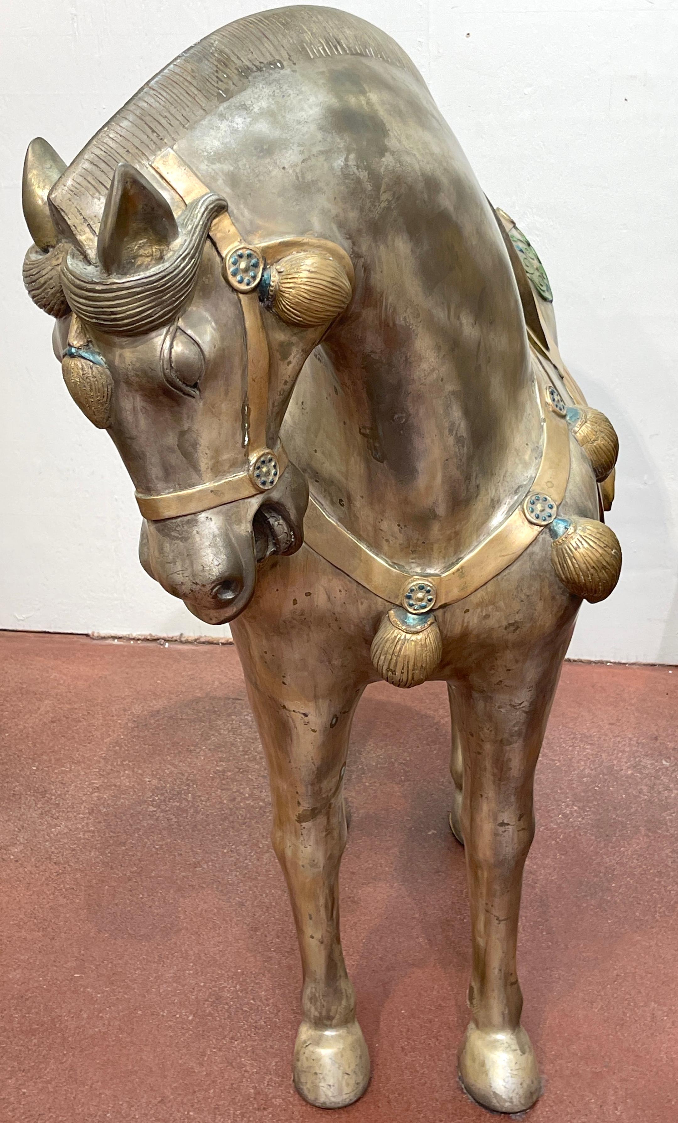 Massives Paar versilberte Bronze & emaillierte Pferde im Tang-Stil aus der Mitte des Jahrhunderts im Angebot 7