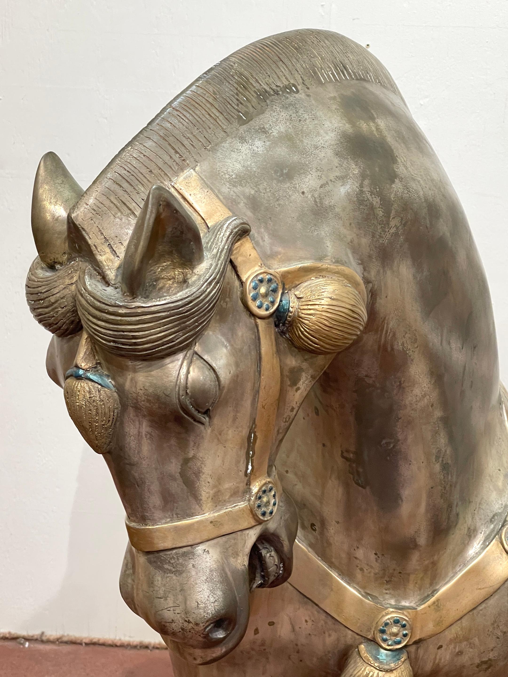 Paire massive de chevaux de style Tang du milieu du siècle dernier en bronze argenté et émaillé en vente 7