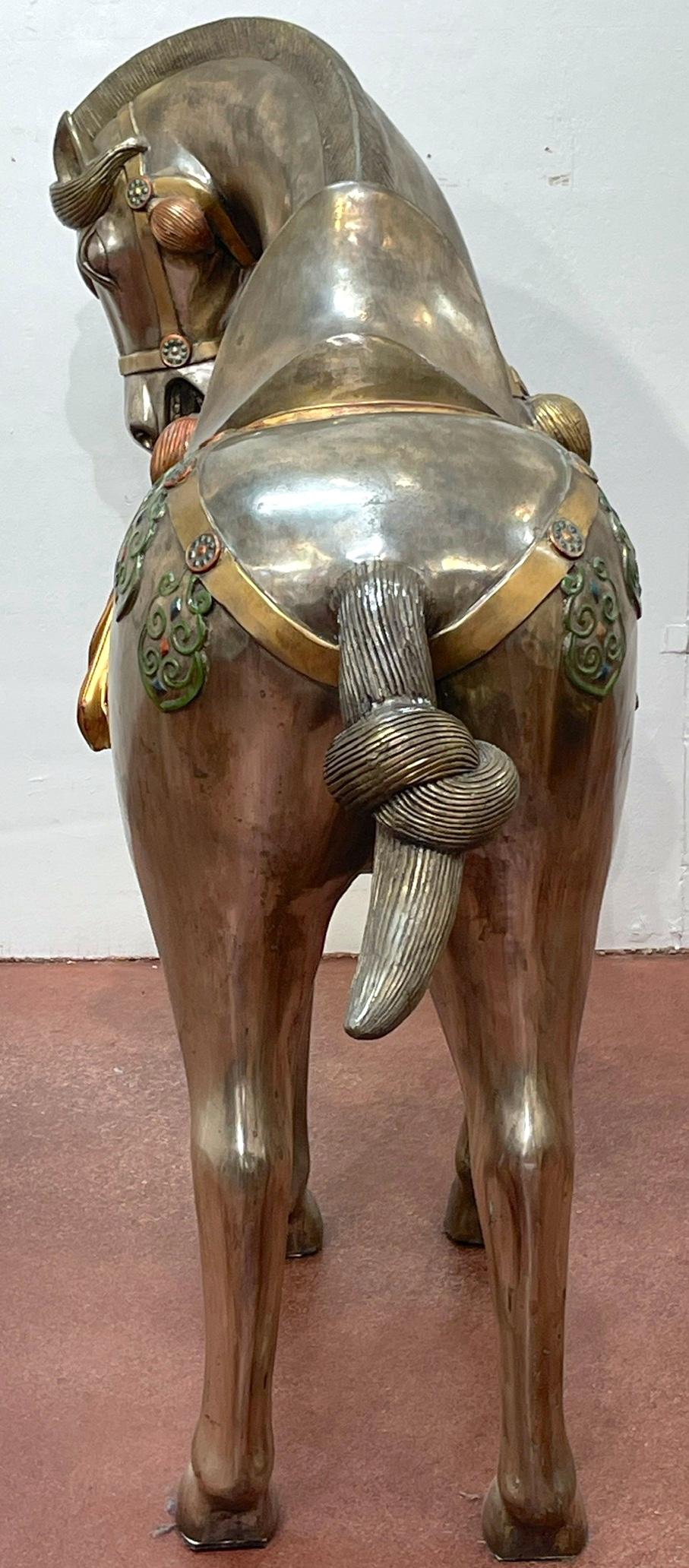 Massives Paar versilberte Bronze & emaillierte Pferde im Tang-Stil aus der Mitte des Jahrhunderts im Angebot 9