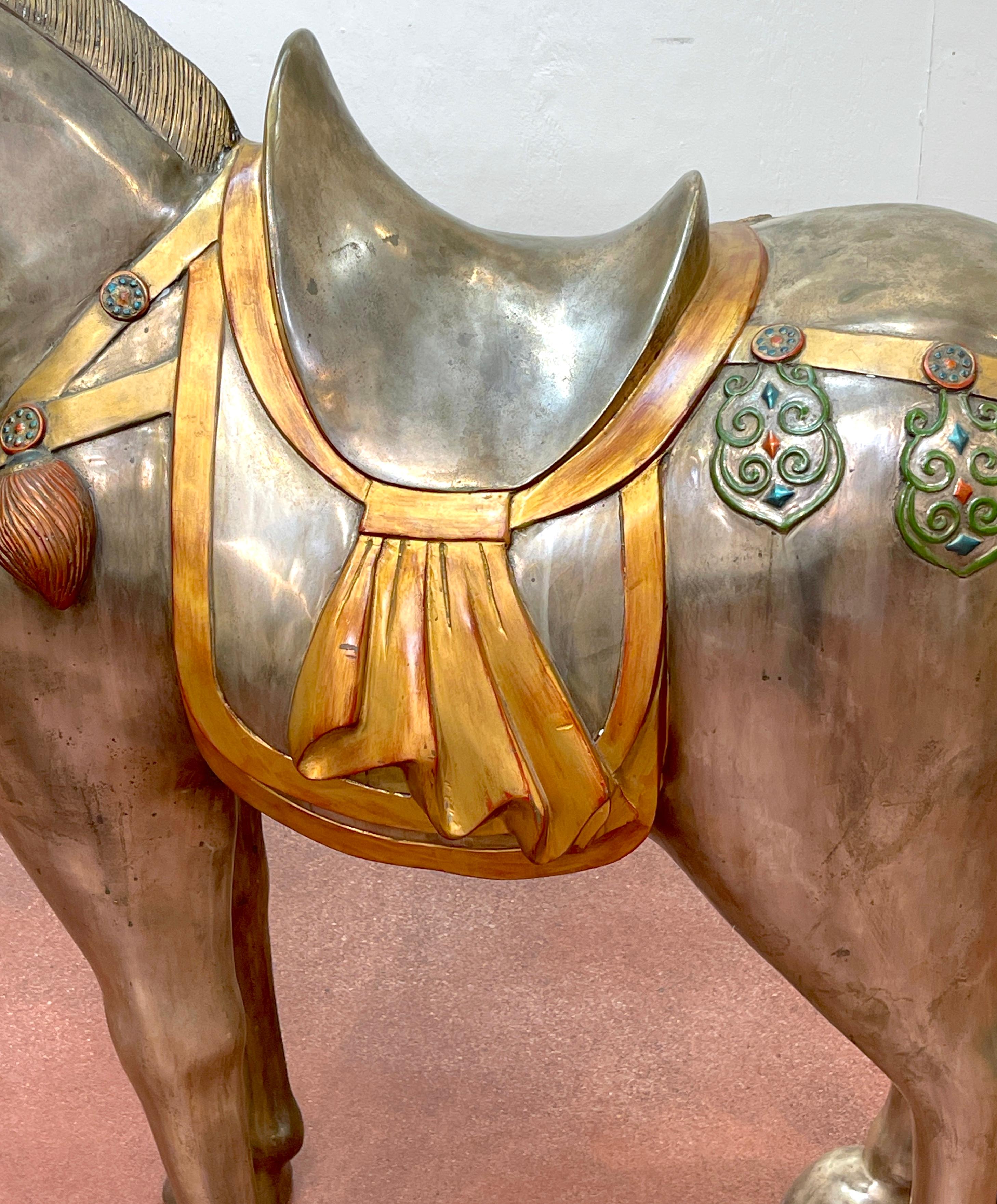 Massives Paar versilberte Bronze & emaillierte Pferde im Tang-Stil aus der Mitte des Jahrhunderts im Angebot 10