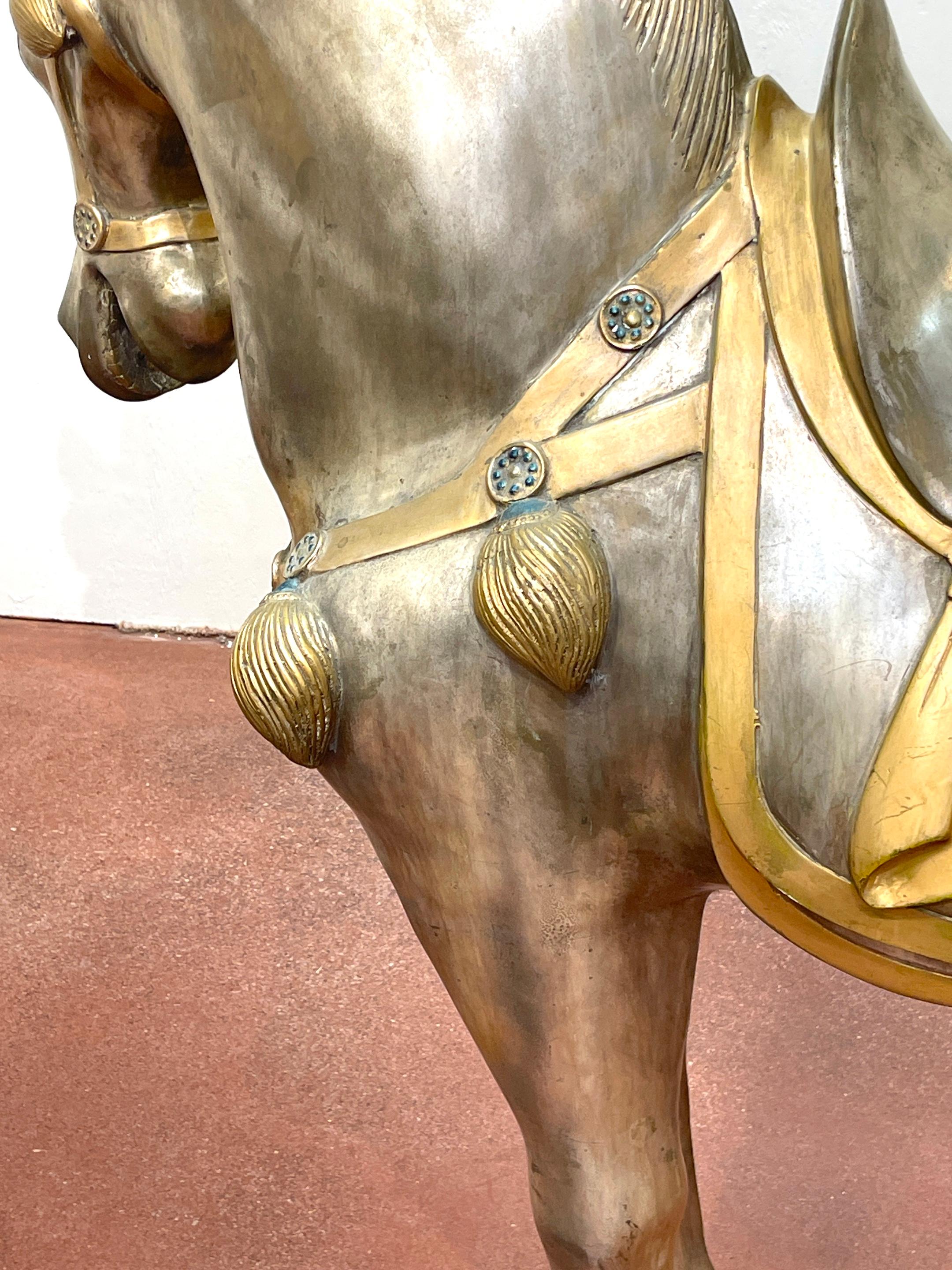 Paire massive de chevaux de style Tang du milieu du siècle dernier en bronze argenté et émaillé en vente 11