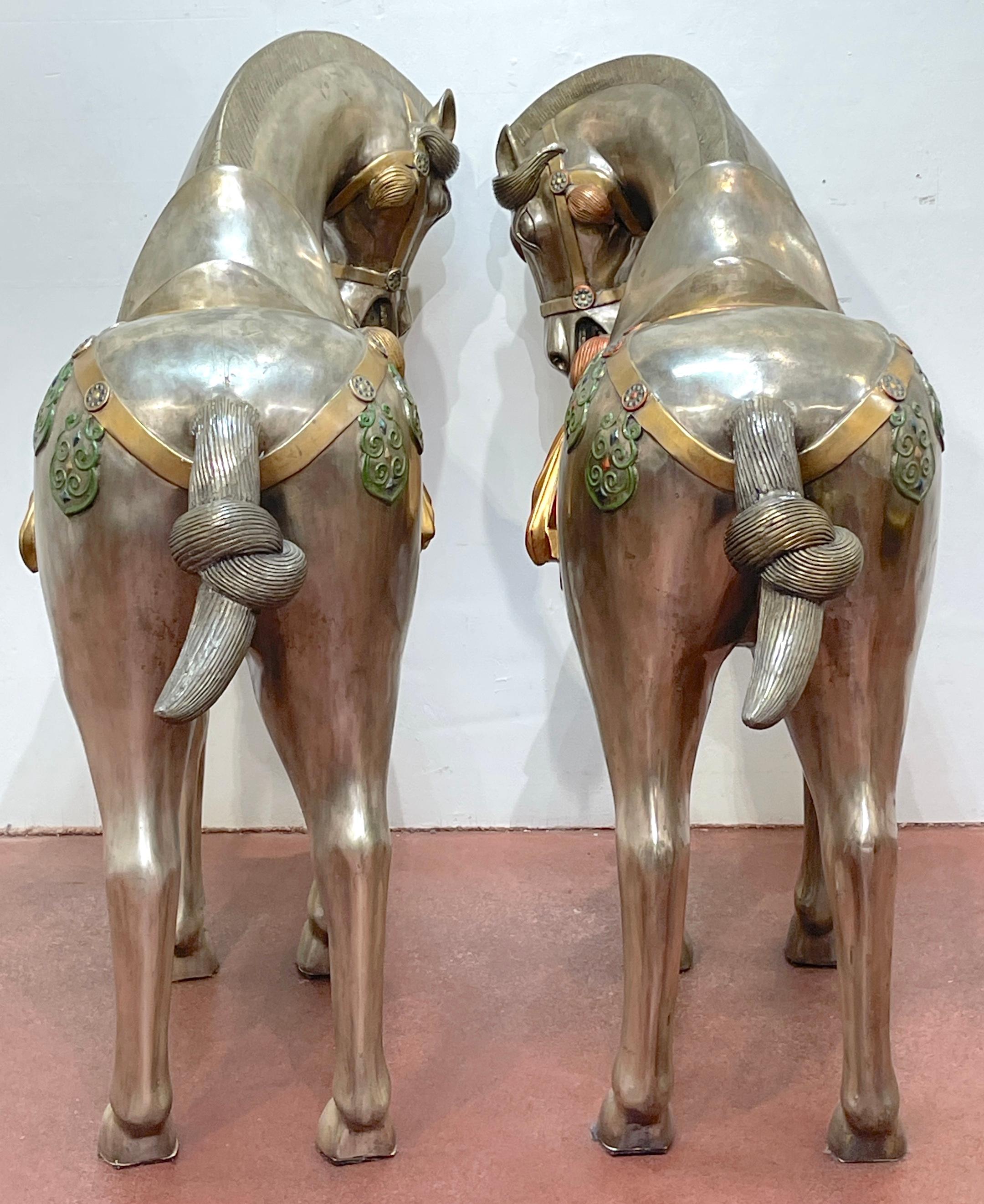 Moulage Paire massive de chevaux de style Tang du milieu du siècle dernier en bronze argenté et émaillé en vente