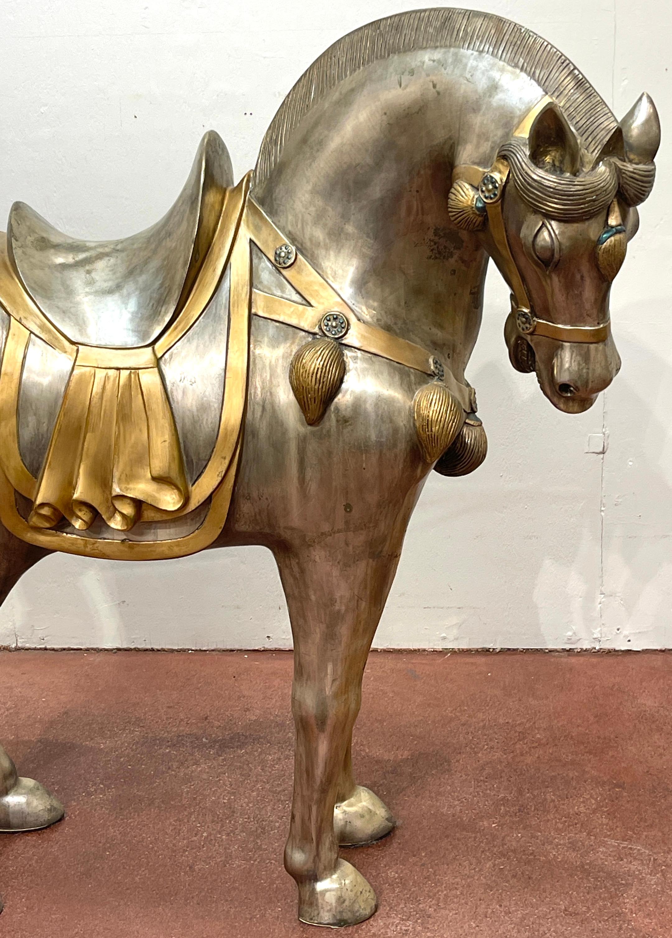 20ième siècle Paire massive de chevaux de style Tang du milieu du siècle dernier en bronze argenté et émaillé en vente