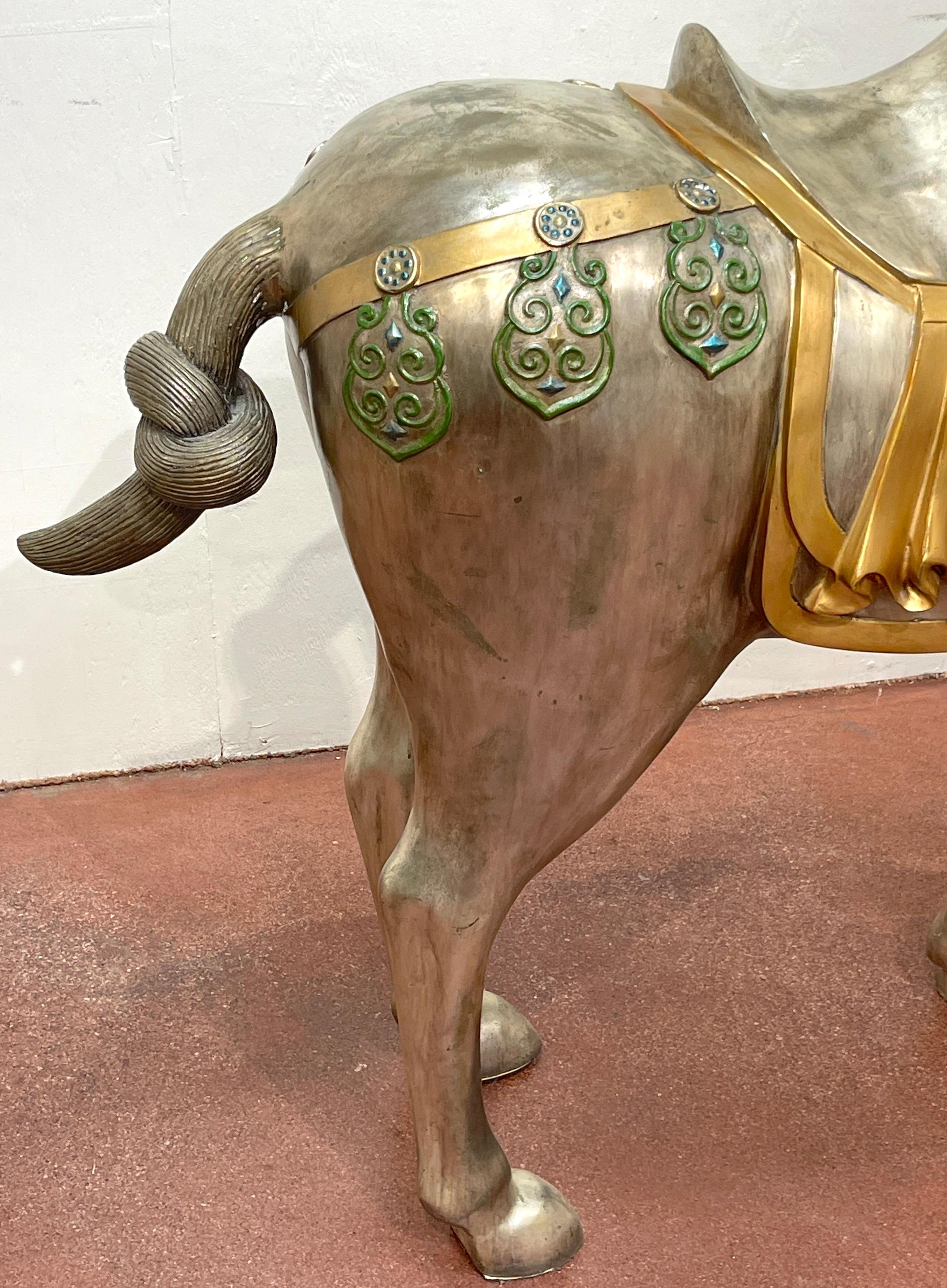 Bronze Paire massive de chevaux de style Tang du milieu du siècle dernier en bronze argenté et émaillé en vente