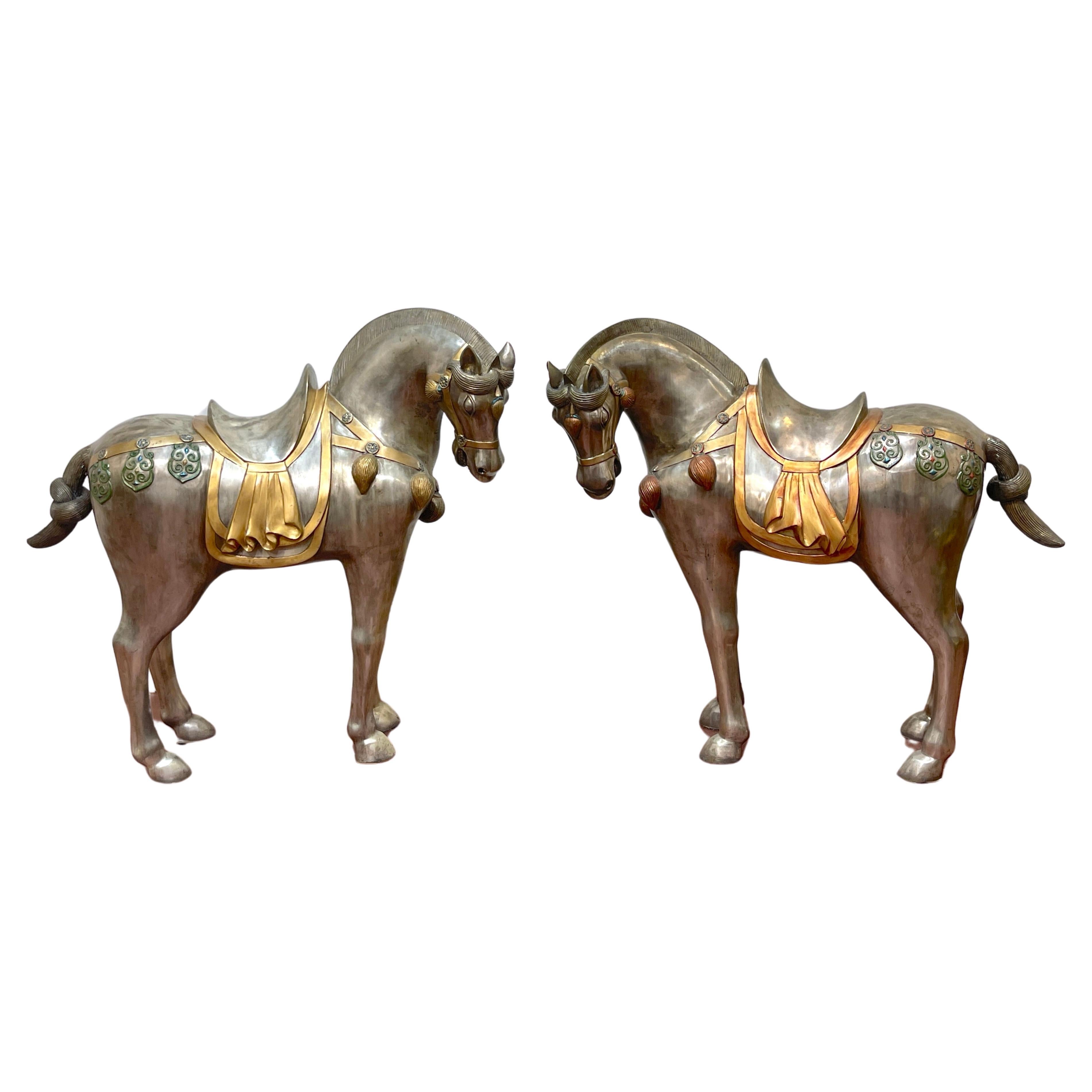 Massives Paar versilberte Bronze & emaillierte Pferde im Tang-Stil aus der Mitte des Jahrhunderts
