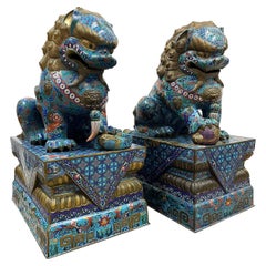 Paar massive chinesische Cloisonné-Emaille-Feuerhunde mit Löwen im Vintage-Stil