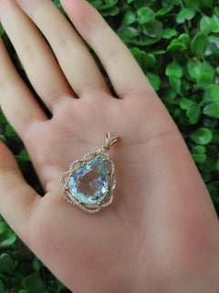 Massive pear aquarimarine ans diamonds pendant in 18 k gold
