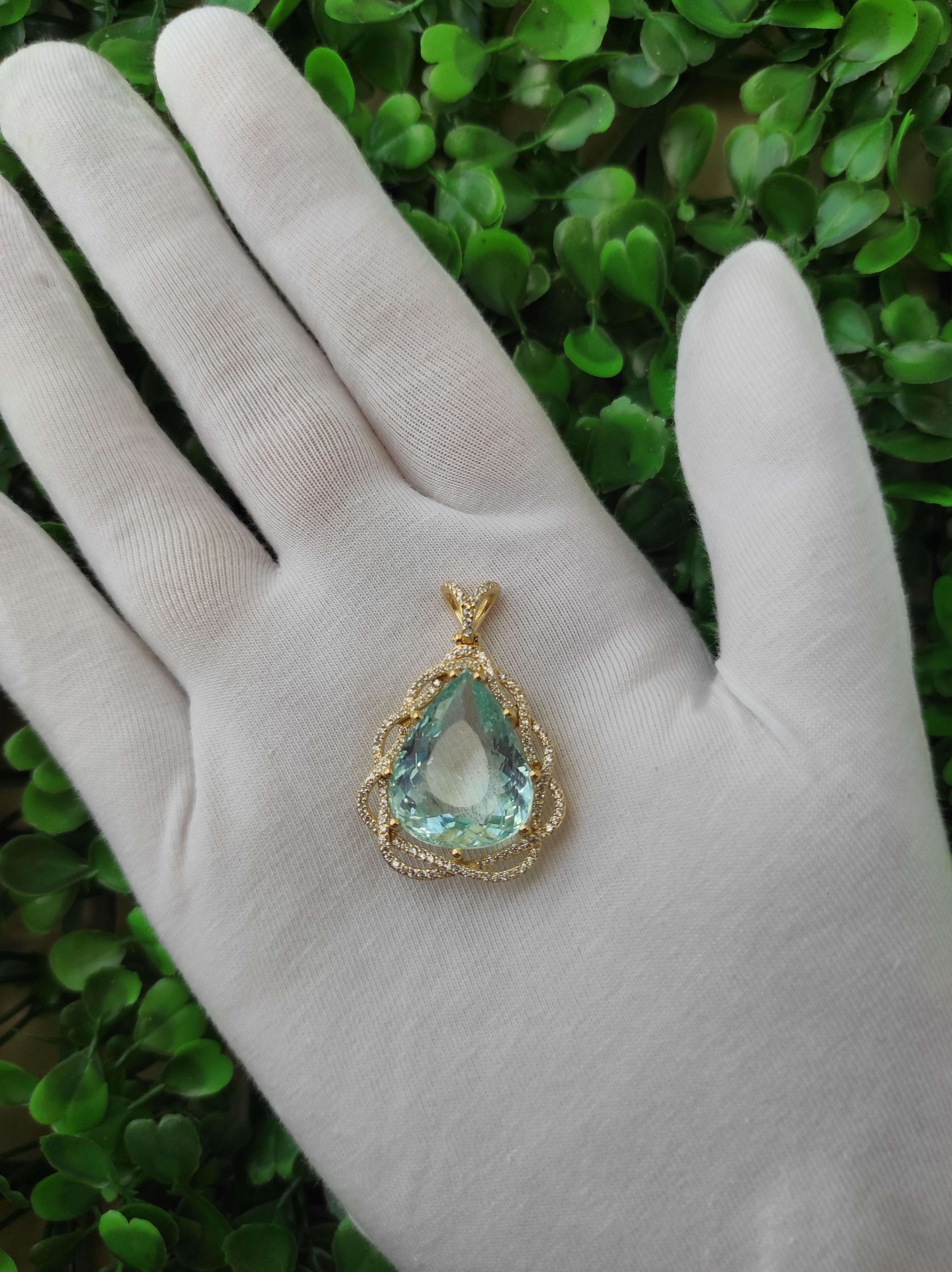 Moderne Pendentif grande poire aigue-rimarine ans diamants en or 18 carats en vente