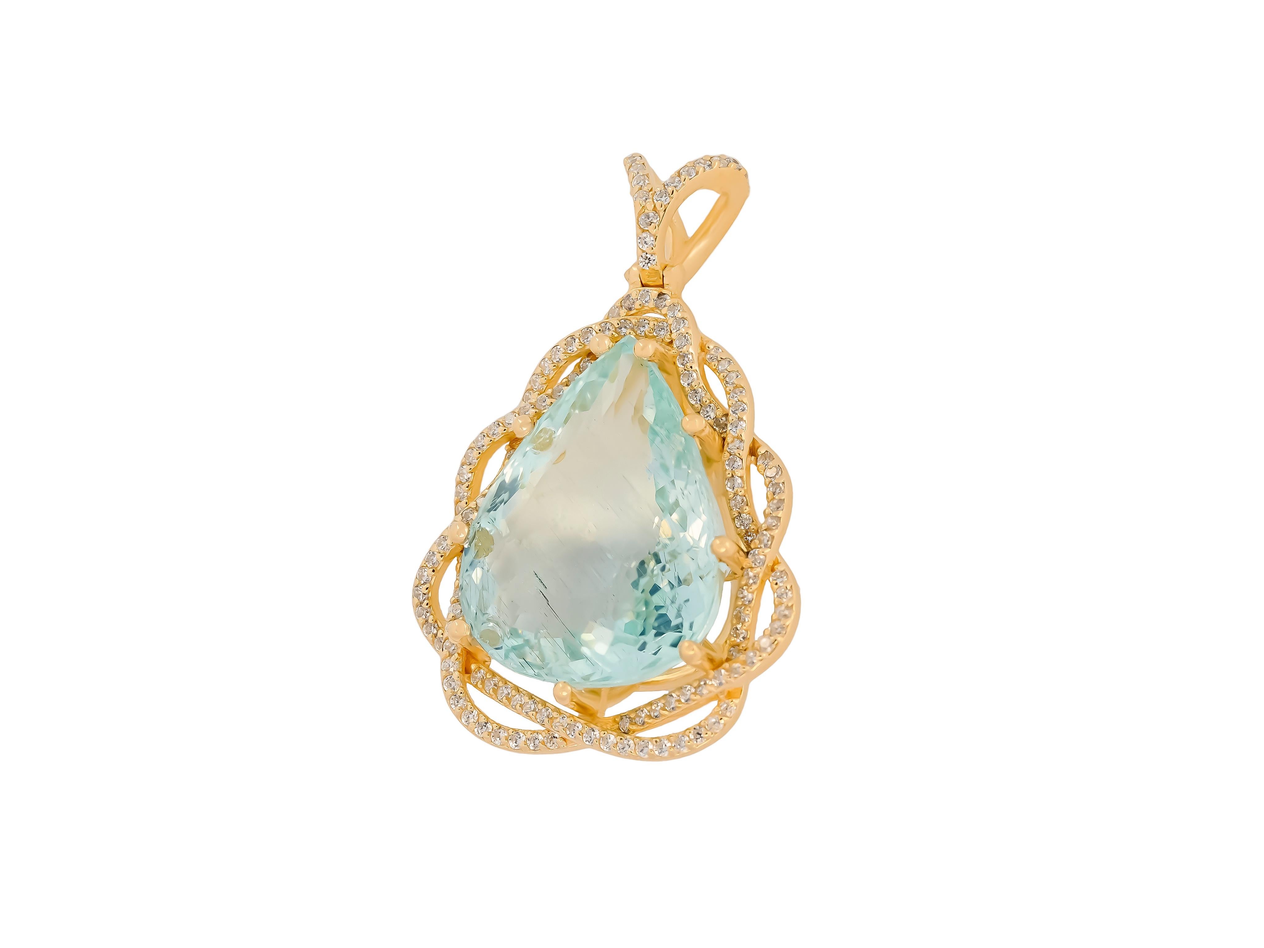 Taille poire Pendentif grande poire aigue-rimarine ans diamants en or 18 carats en vente