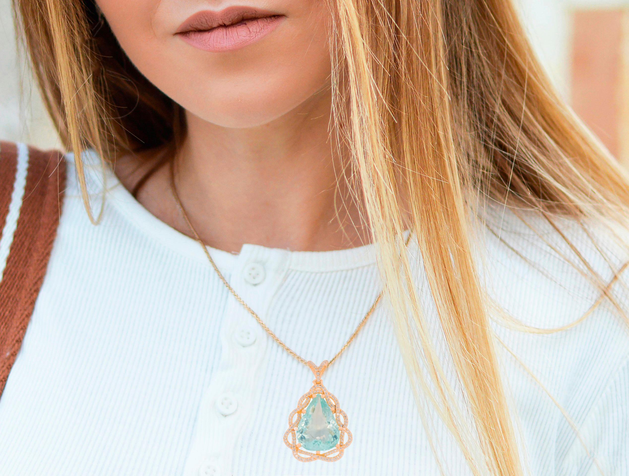 Pendentif grande poire aigue-rimarine ans diamants en or 18 carats en vente 2
