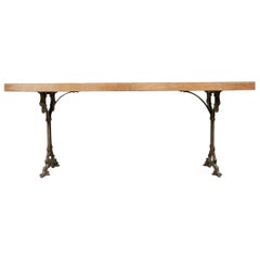 Mesa de trabajo maciza de pino sobre base de hierro antigua