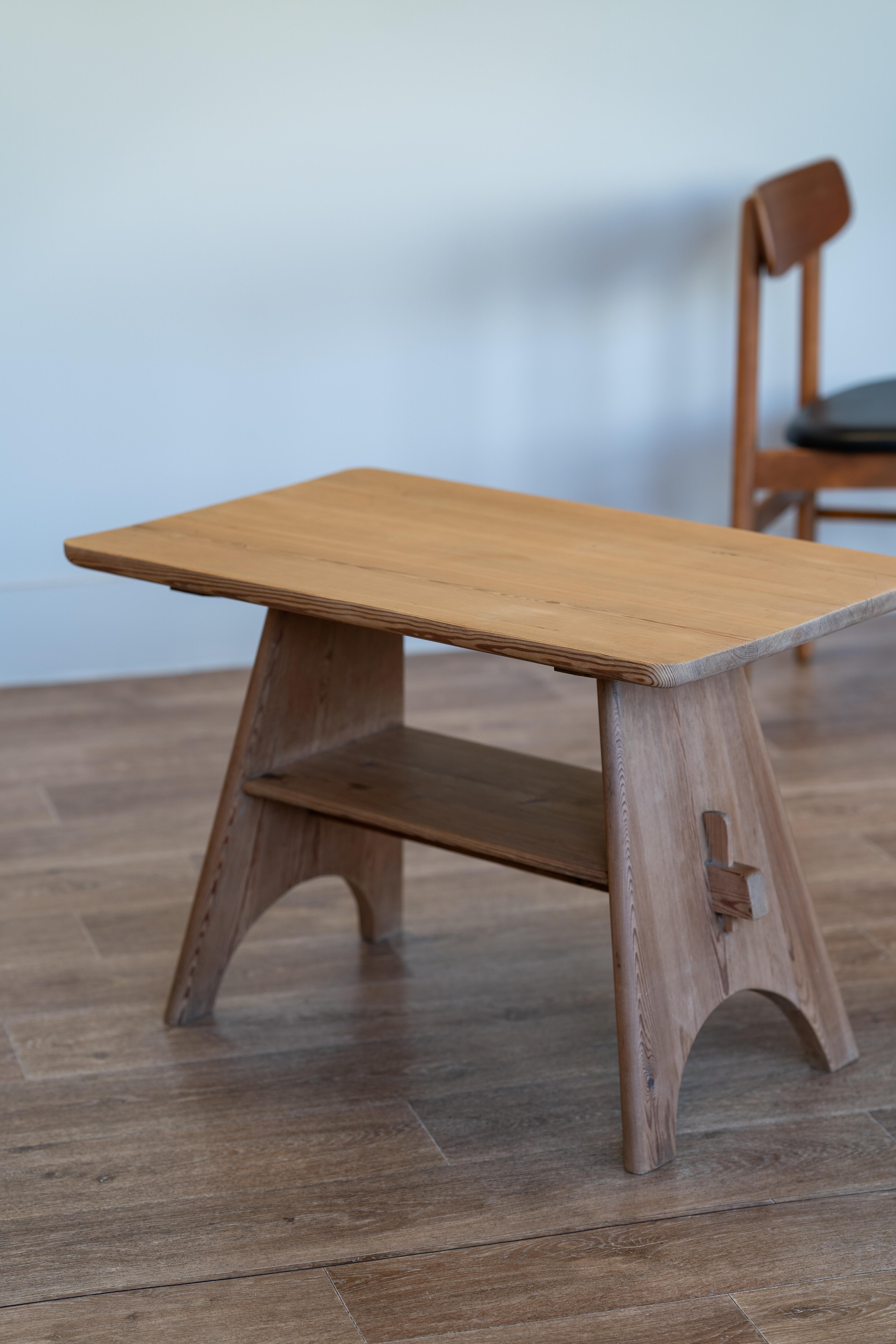 Cette charmante table en pin bénéficie d'une belle patine qui met en valeur son caractère unique et son attrait naturel. Fabriquée en pin massif, la table apporte chaleur et élégance rustique à tout espace, mettant en valeur les tons riches et les