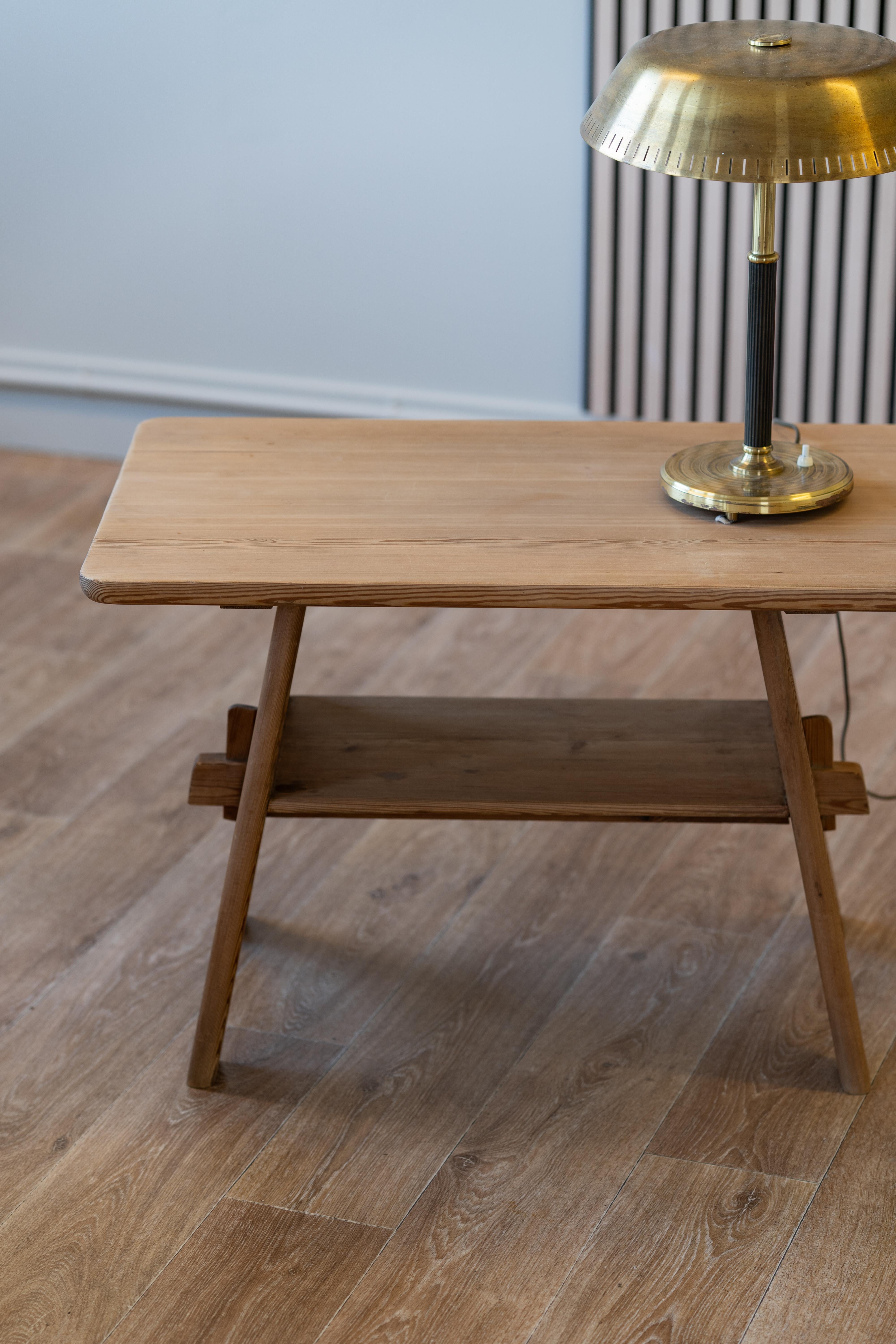 Grande table d'appoint/table basse en pin, Norvège, années 1960 Bon état - En vente à Oslo, NO