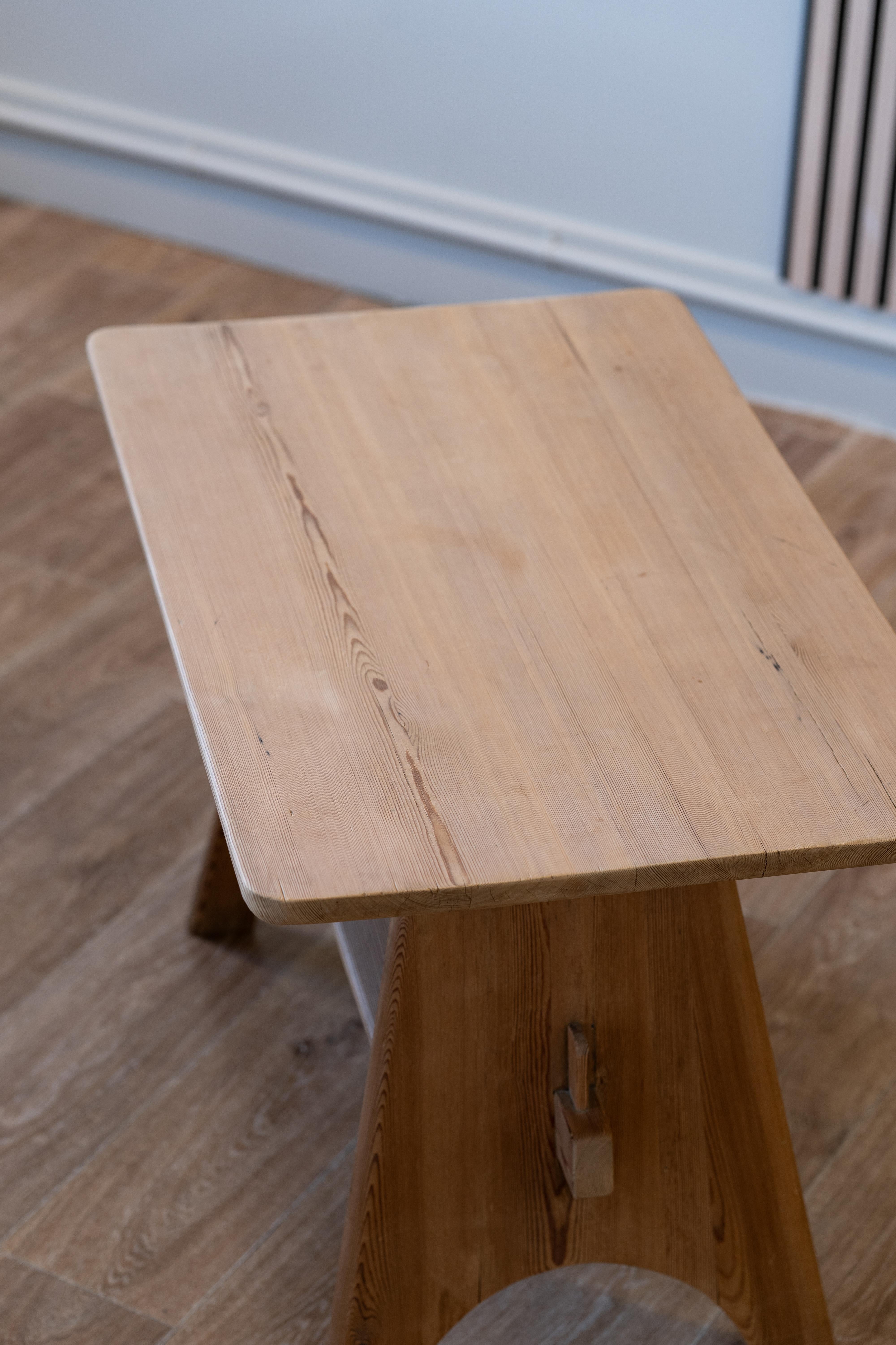 Grande table d'appoint/table basse en pin, Norvège, années 1960 en vente 1