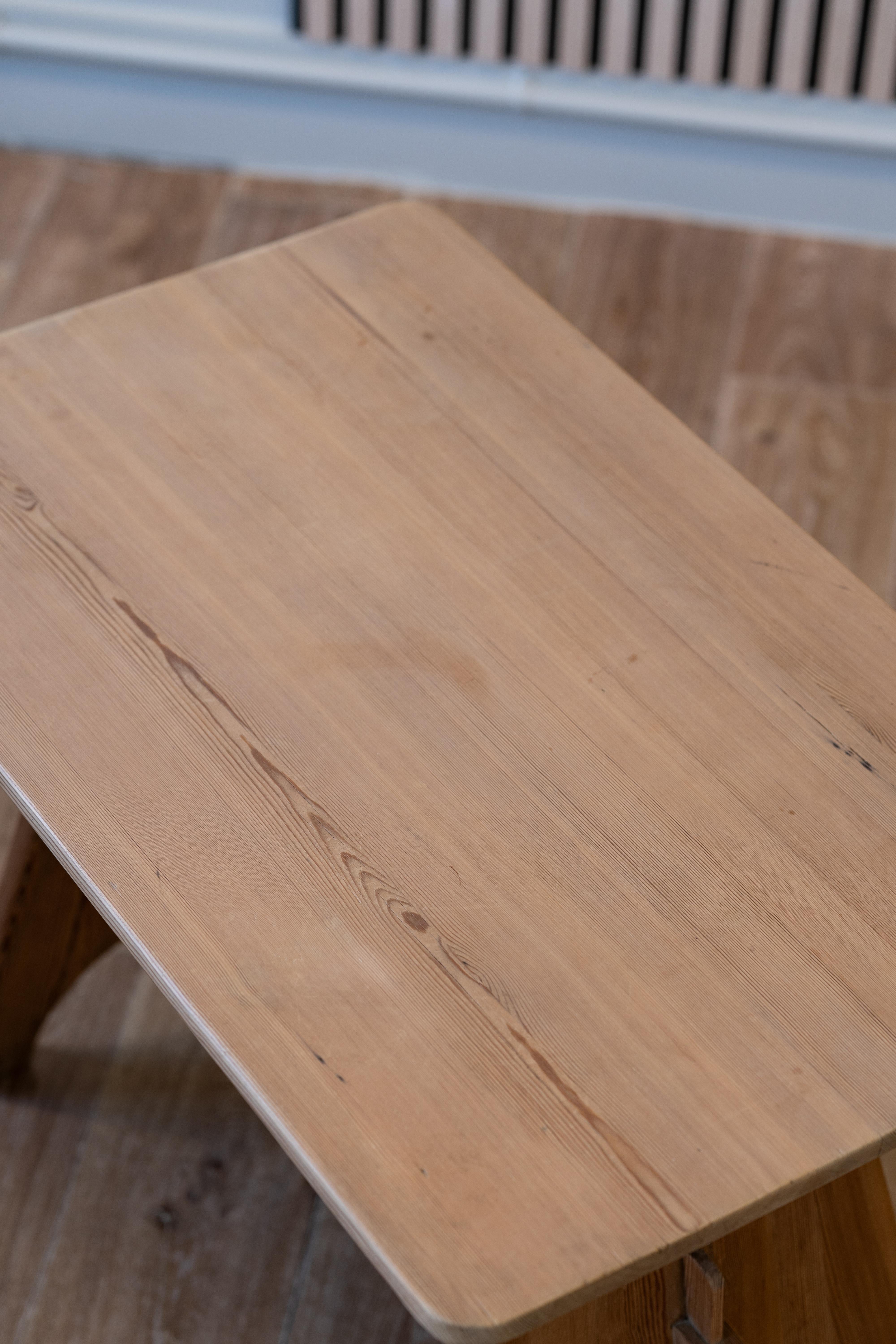 Grande table d'appoint/table basse en pin, Norvège, années 1960 en vente 2