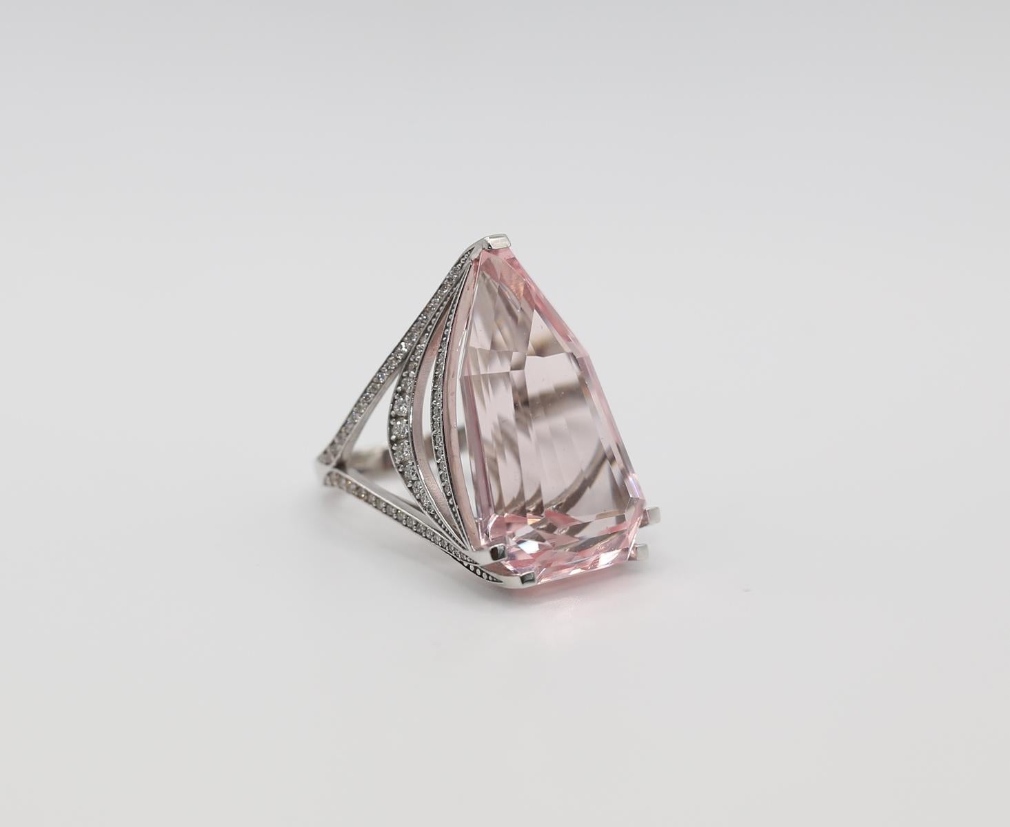 Anillo fino y macizo. Es una auténtica joya que llama la atención allá donde va y, sin embargo, es un objeto precioso, brillantemente elaborado y diseñado. Todo el anillo está engastado alrededor de la maravillosa piedra, subrayando su belleza.