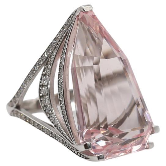 Anillo de diamantes masivo de Morganita rosa natural de 42 quilates, 2022 Corte trapezoidal en venta