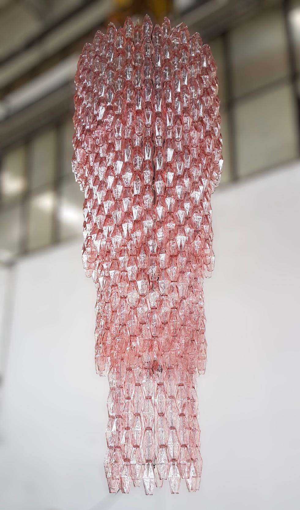 Lampadario italiano di grandi dimensioni con oltre 900 vetri di Murano a forma di poliedro rosa e un diffusore smerigliato rotondo, montato su una struttura con finitura cromata / Prodotto in Italia da FABIO LTD
Diametro: 33,5 pollici, altezza 92