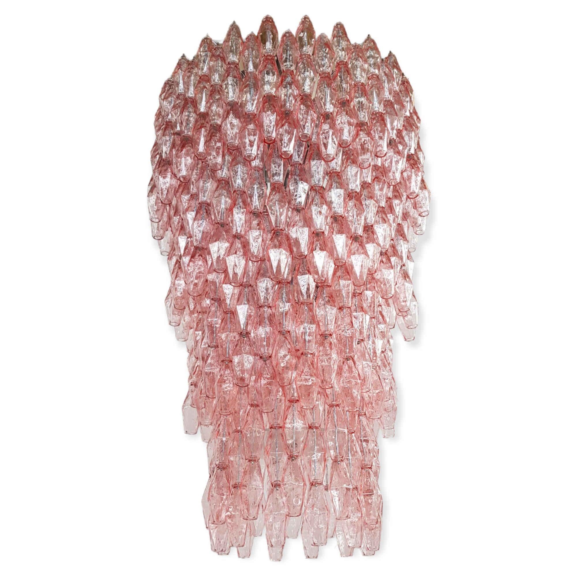 Lampadario italiano di grandi dimensioni con oltre 500 vetri di Murano a forma di poliedro rosa e un diffusore smerigliato rotondo, montato su una struttura cromata / Prodotto in Italia da FABIO LTD
Misure: Diametro: 33,5 pollici, altezza 50 pollici