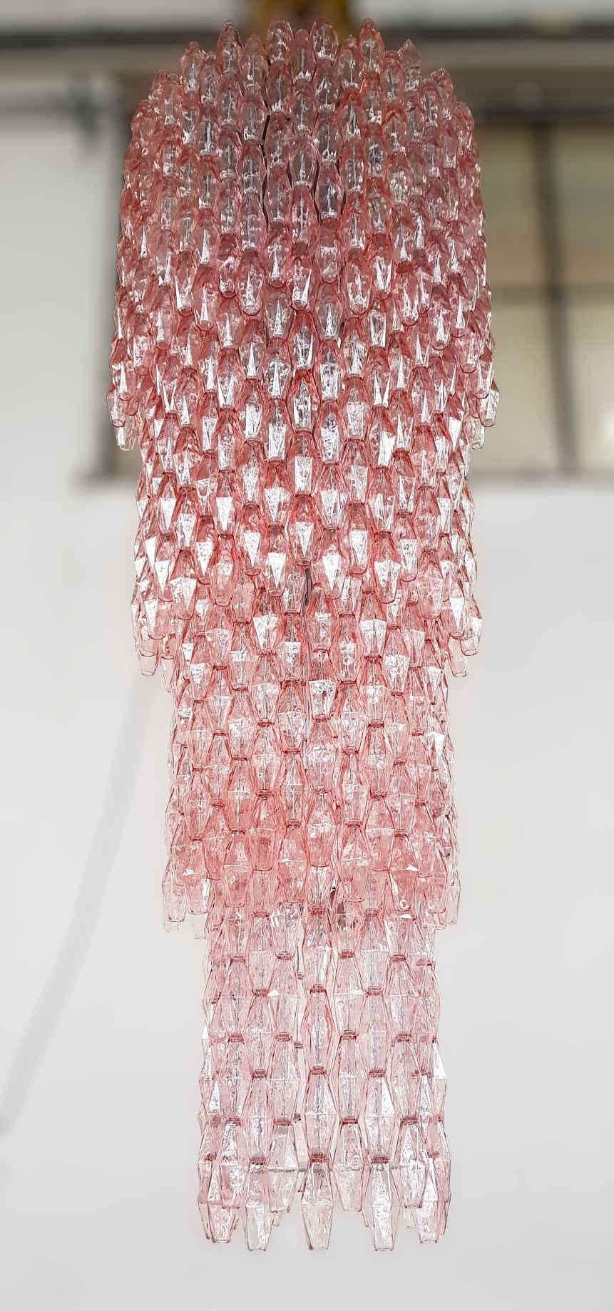 Italiano Massiccio lampadario rosa Poliedri in vendita