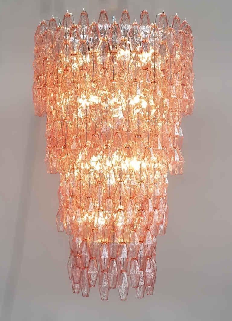 Italiano Massiccio lampadario rosa Poliedri in vendita