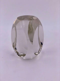 Sculpture massive en verre poli